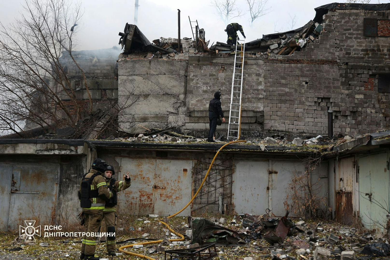 Feuerwehrleute im Einsatz nach einem russischen Raketenangriff auf die ukrainische Stadt Dnipro in der Nacht auf 21. November 2024.