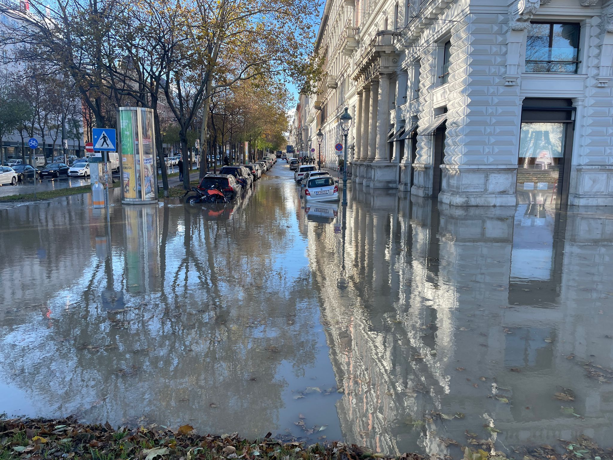 Land unter am Schottenring in der Wiener City am späten Vormittag des 21. November 2024.
