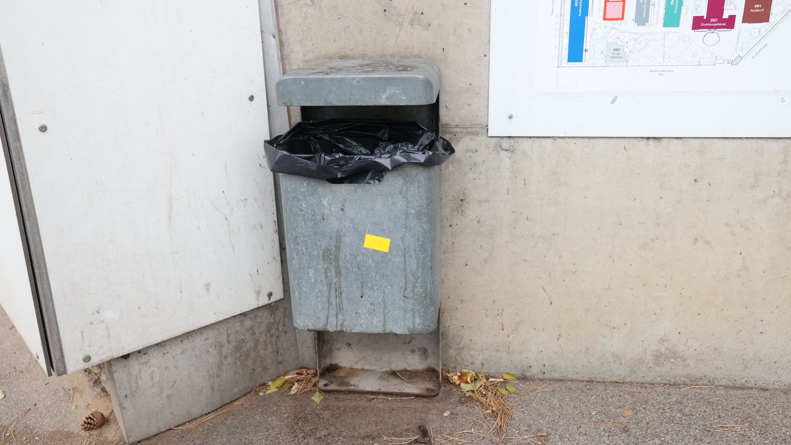 In der Klinik werden sogar die Mistkübel kontrolliert. Ein gelbes Pickerl markiert bereits durchsuchte Container.