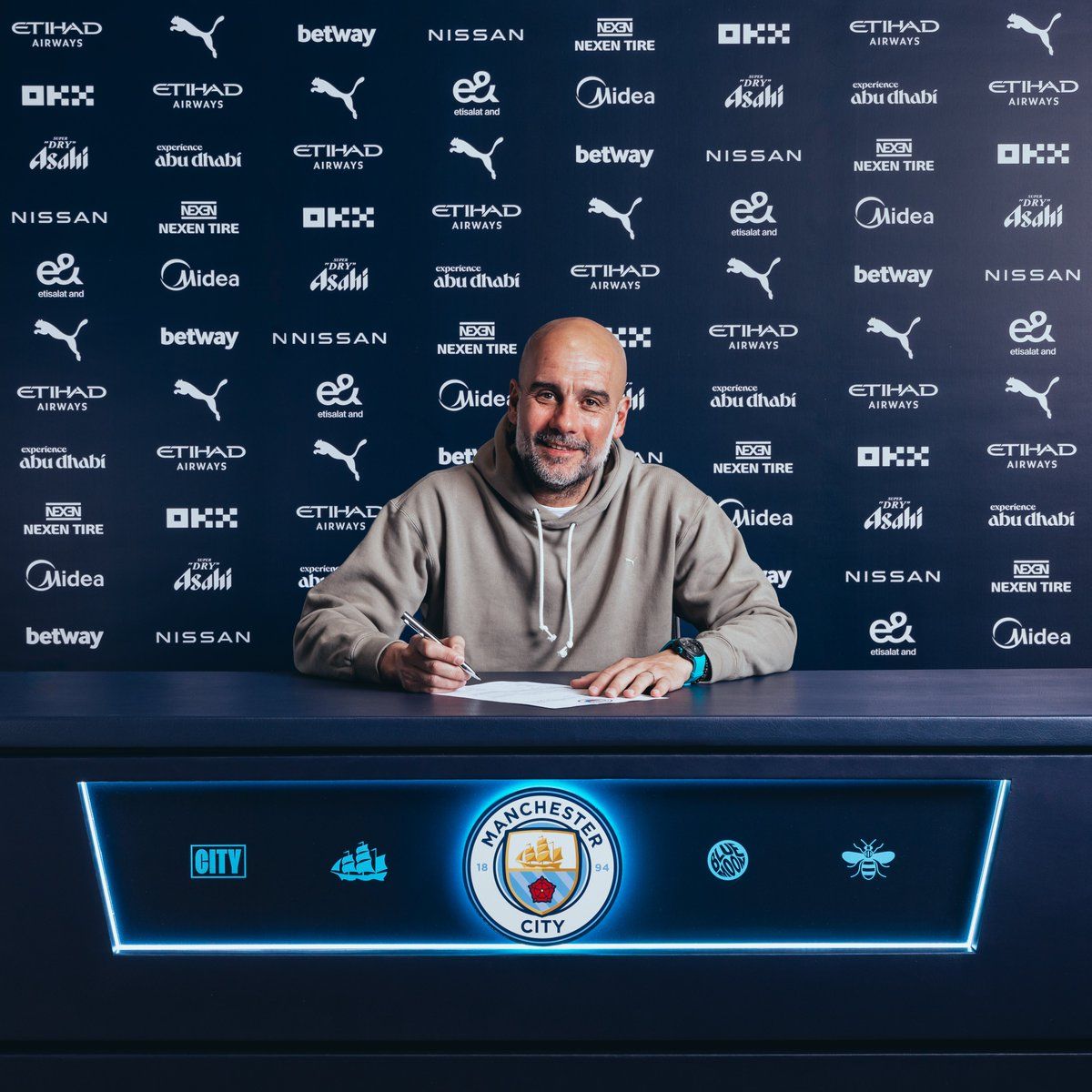 Star-Coach Pep Guardiola verlängert bei Manchester City. 