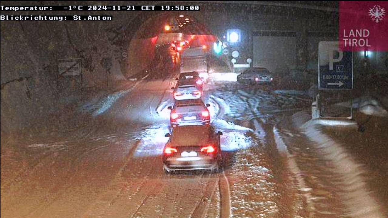 Gestrandete Autofahrer mussten im Konvoi durch den eigentlich gesperrten Arlbergtunnel gelotst werden.