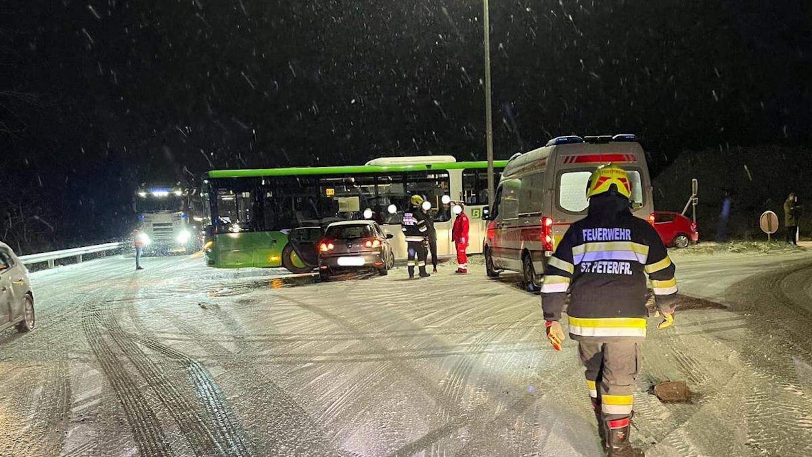 Crash zwischen Auto und Linienbus in der Steiermark