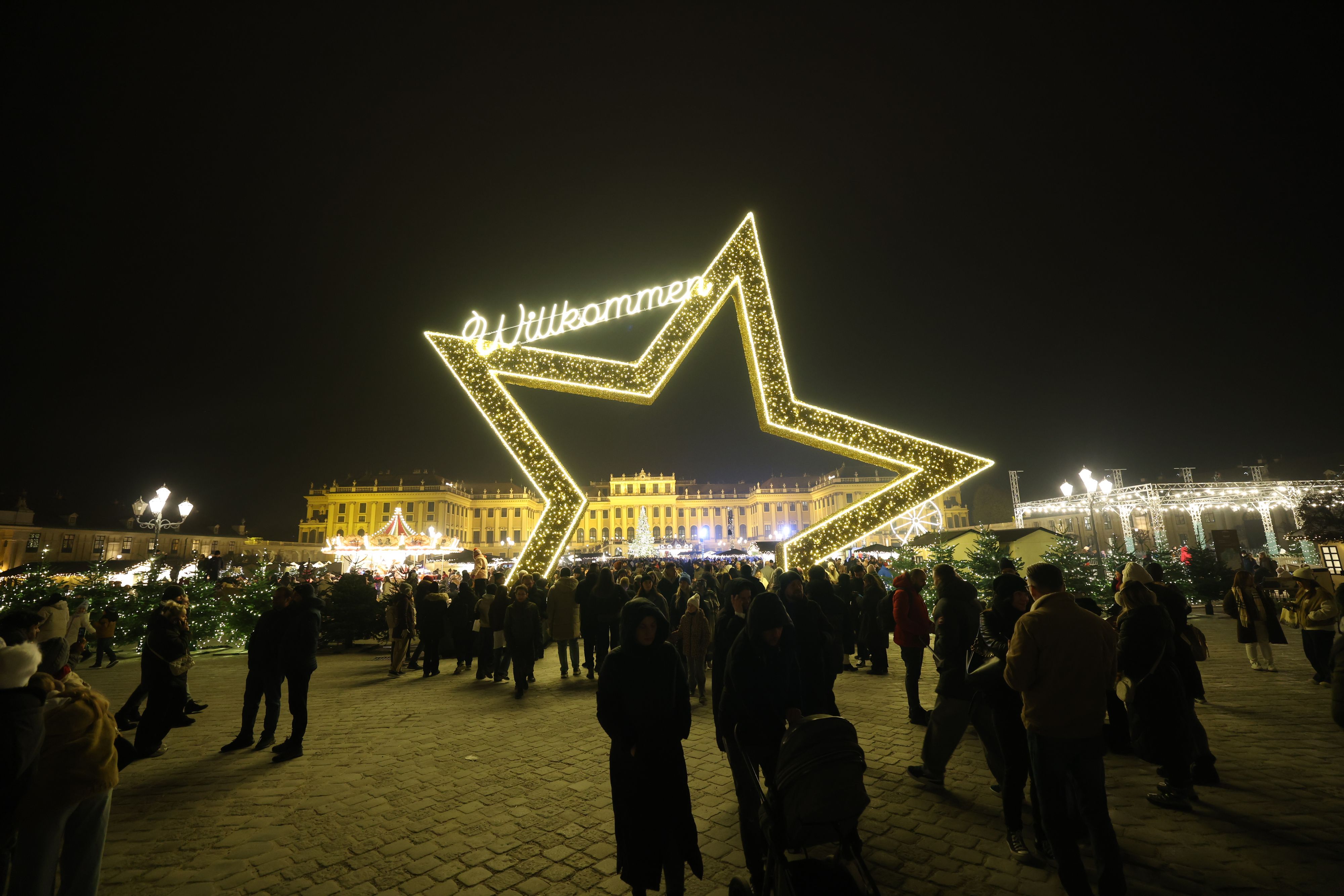 Der Weihnachtsmarkt vor Schloss Schönbrunn verzaubert Besucher mit festlicher Beleuchtung und einzigartiger Atmosphäre.
