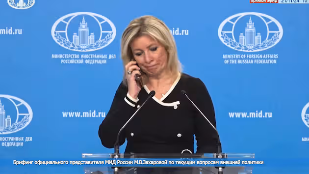 Mitten in der Live-Übertragung einer Pressekonferenz erhielt Sacharowa die Anordnung.