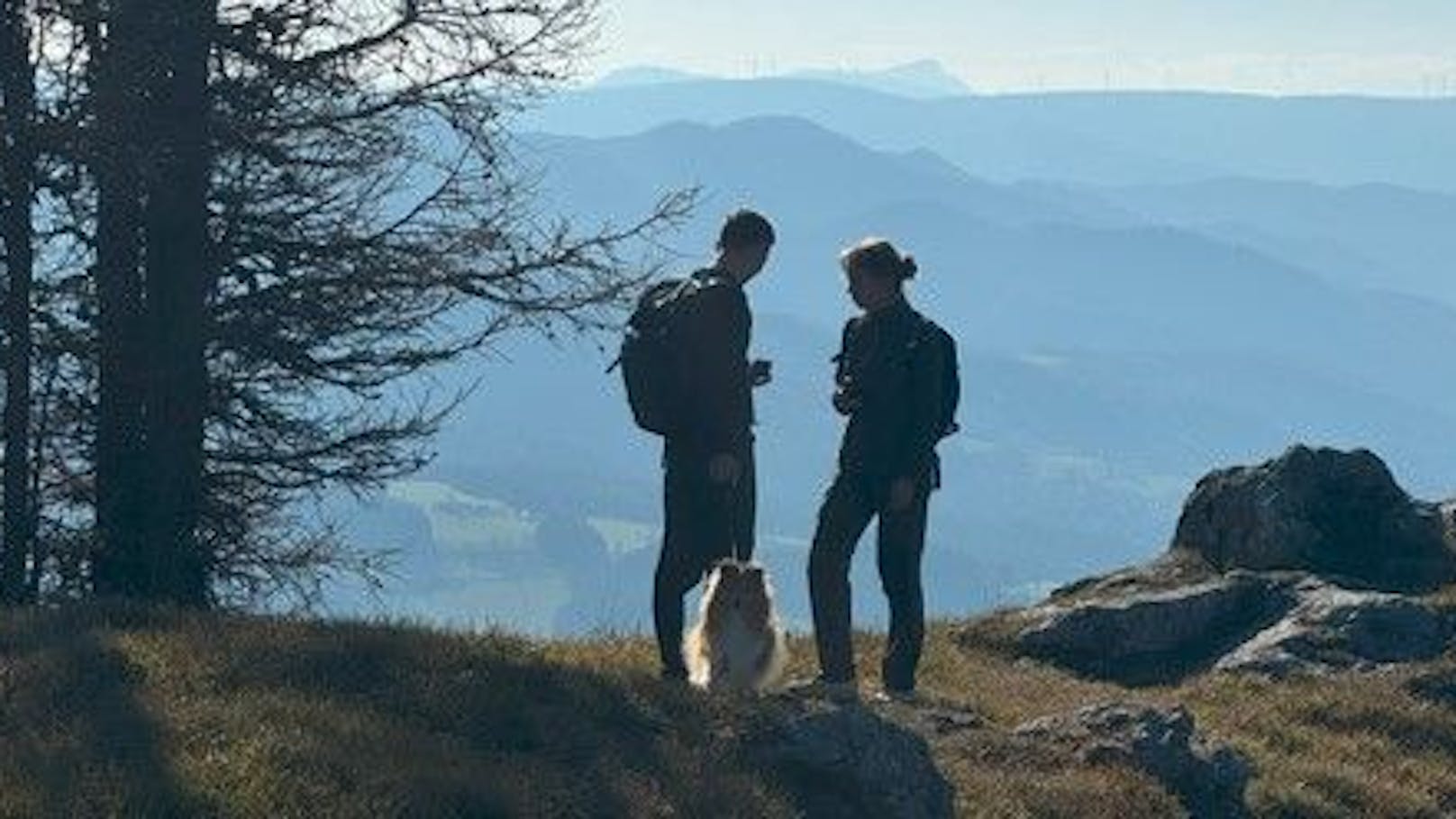 Ehepaar mit Hund "Lusty" beim Wandern.