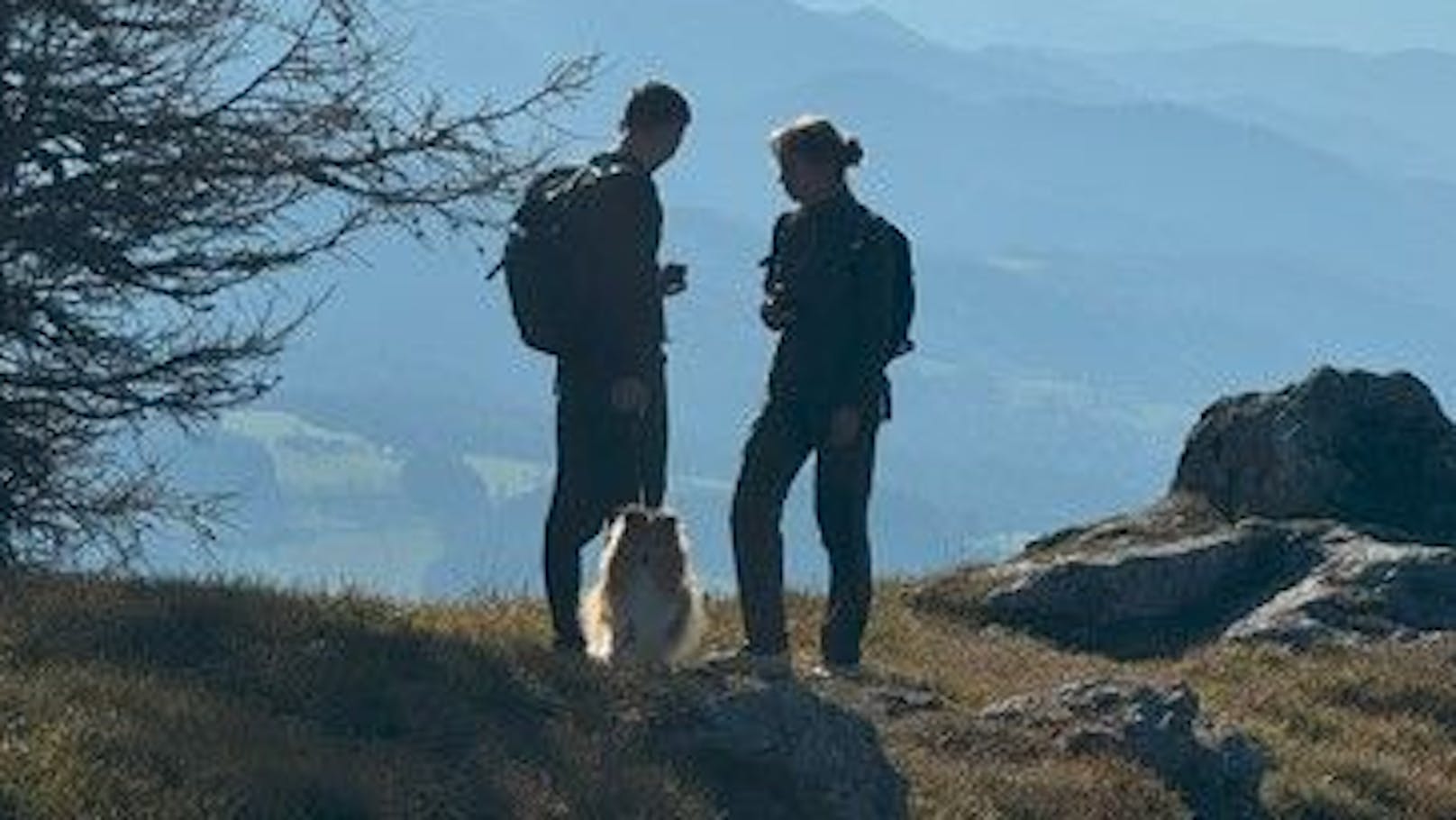 Ehepaar mit Hund "Lusty" beim Wandern.