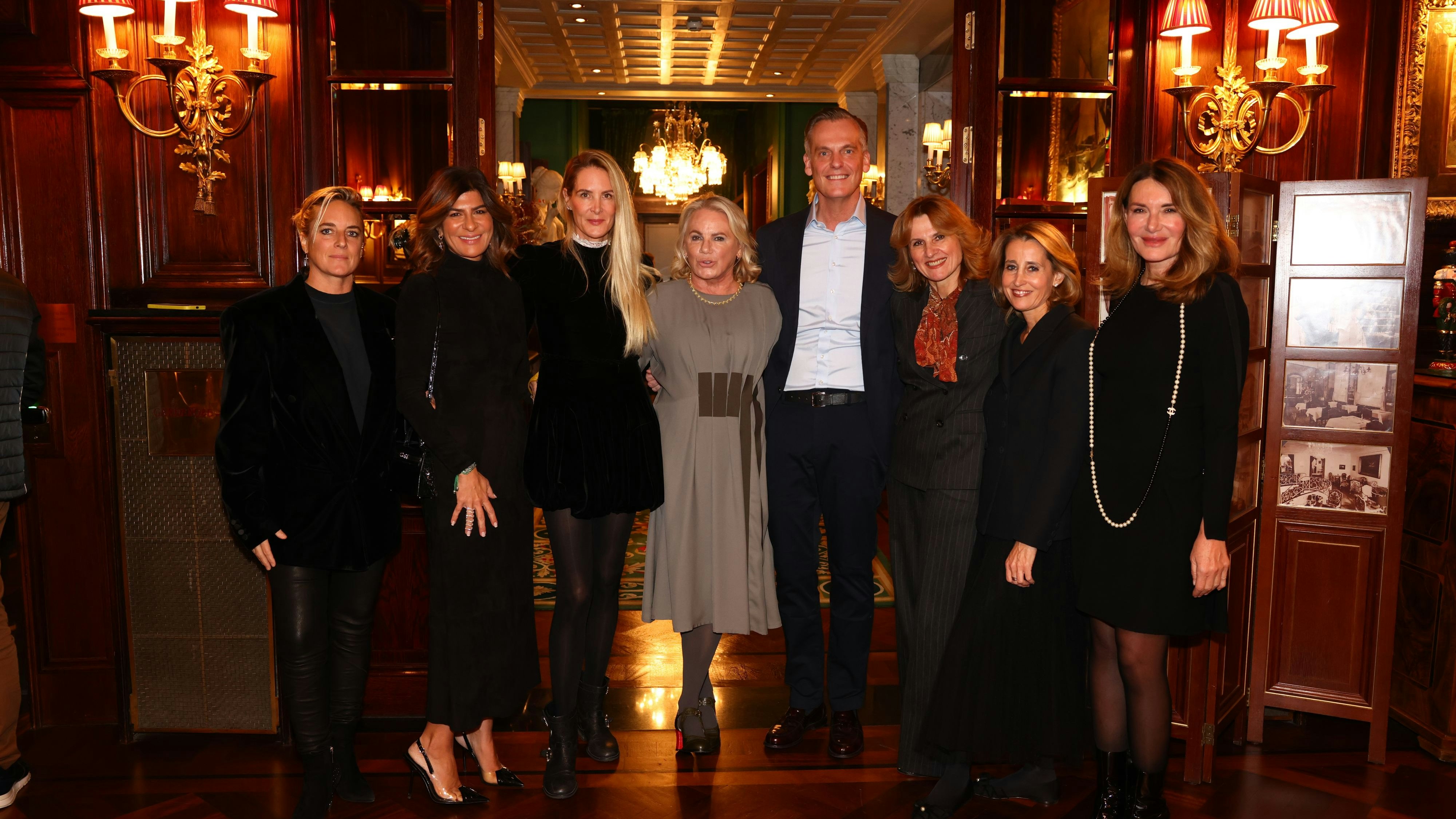 Dermatologe Timm Golüke mit Sacher-Chefin Alexandra Winkler und "Heute"-Herausgeberin Eva Dichand.