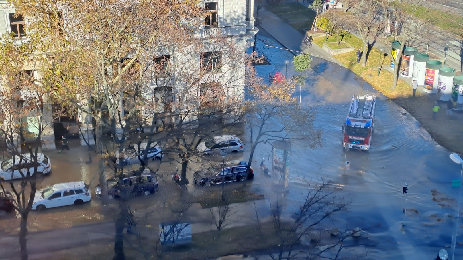 Die Feuerwehr ist mit drei Fahrzeugen vor Ort.