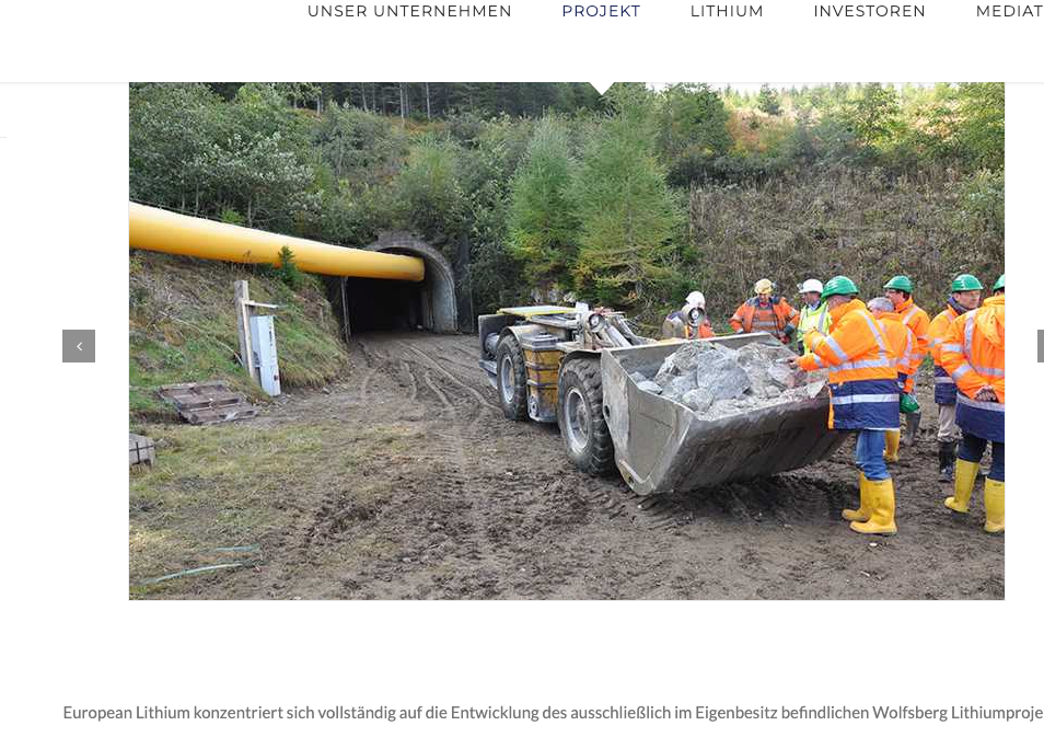 Arbeiter vor dem Lithium-Stollen warten seit Monaten auf den Abbau-Beginn.