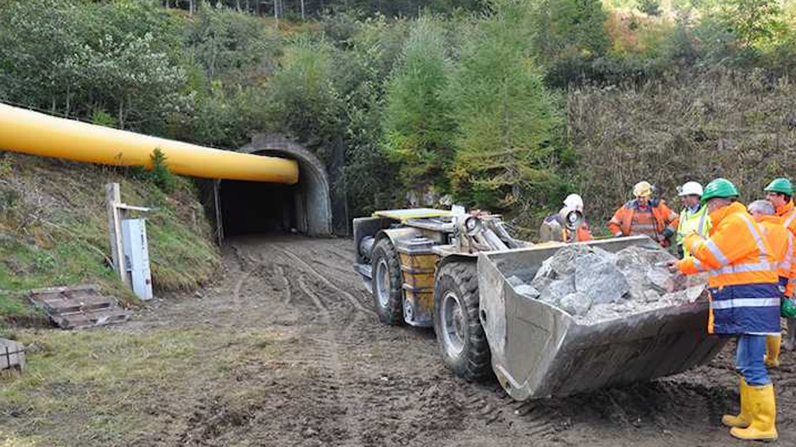 Arbeiter vor der Lithium-Mine auf der Koralpe.