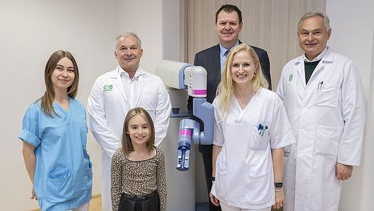 Das OP-Team mit Roboter: Jana Kosir, OP-Pflegerin, Holger Till, Vorstand der Uniklinik für Kinder- und Jugendchirurgie, Finanzvorstand Ulf Drabek, Kinderchirurgin Vanessa Wolfschluckner, Kragesvorstand Gerhard Stark und Noemi
