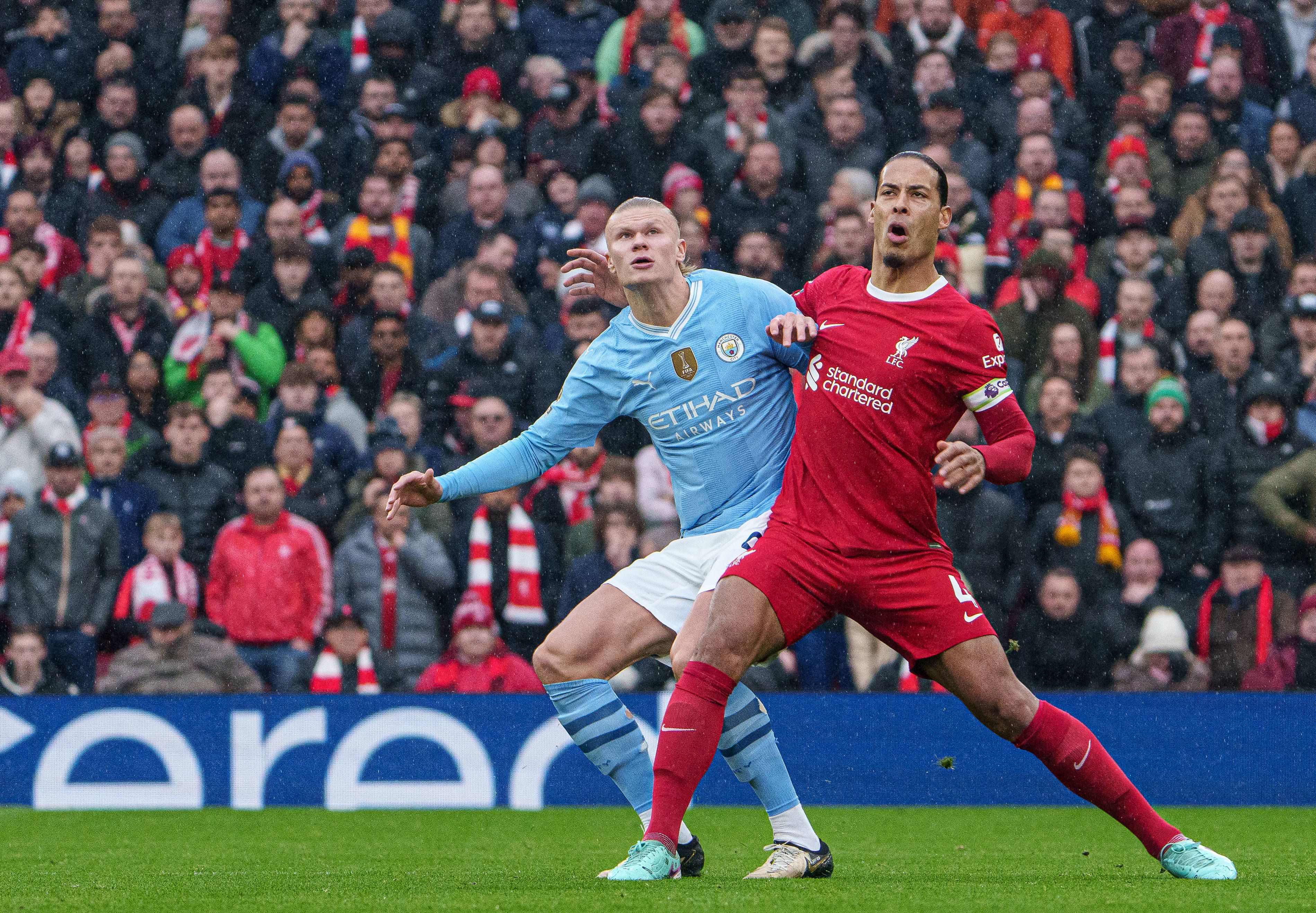 Liverpool-Star Virgil van Dijk gegen Manchester-City-Angreifer Erling Haaland. 