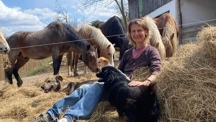 Gundula Höller kümmert sich seit 2016 tagein, tagaus um gerettete Tiere auf ihrem Hof in Brand-Laaben.