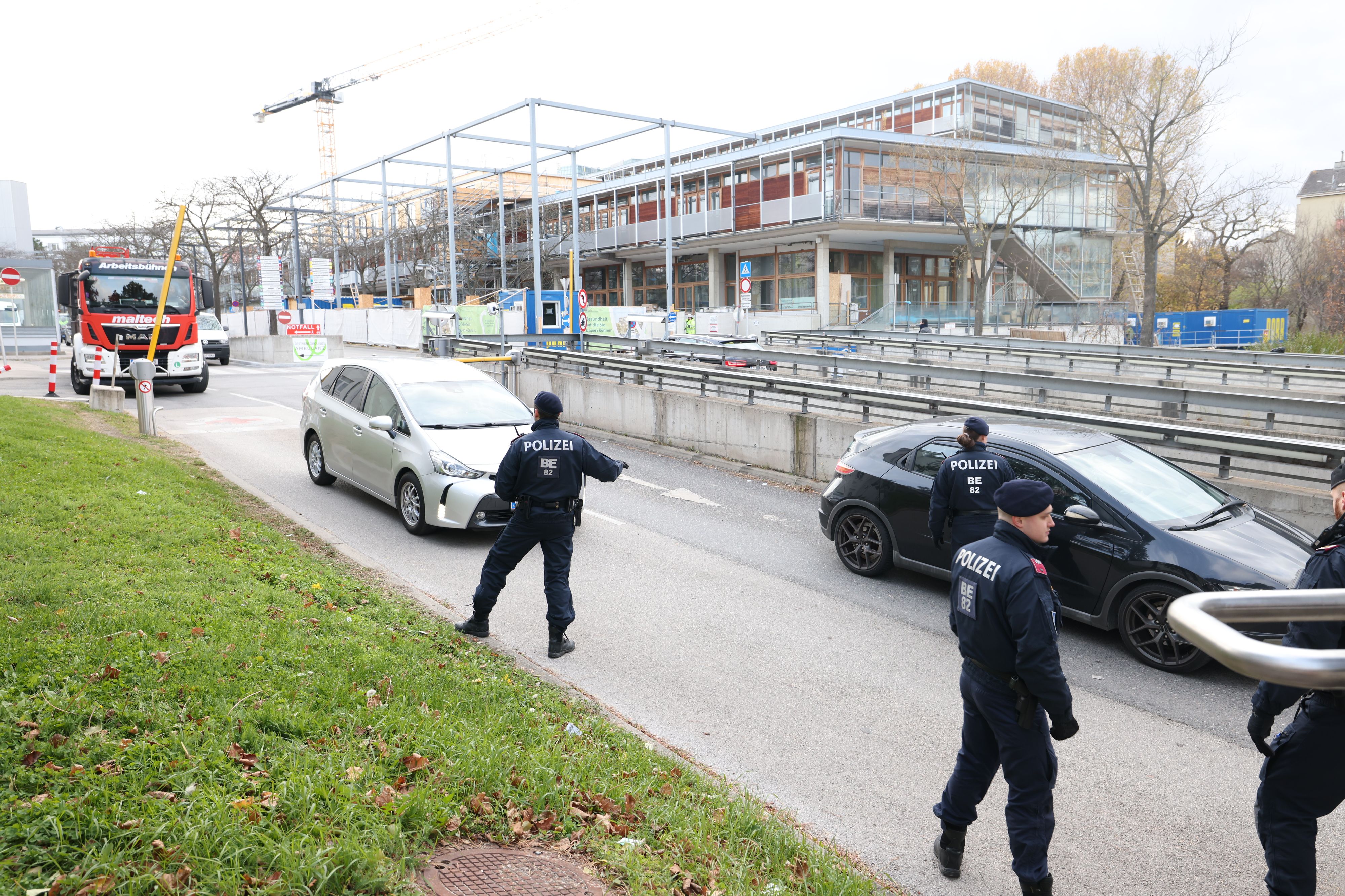 Die Polizei hält jedes Auto bei der Klinik Favoriten auf.