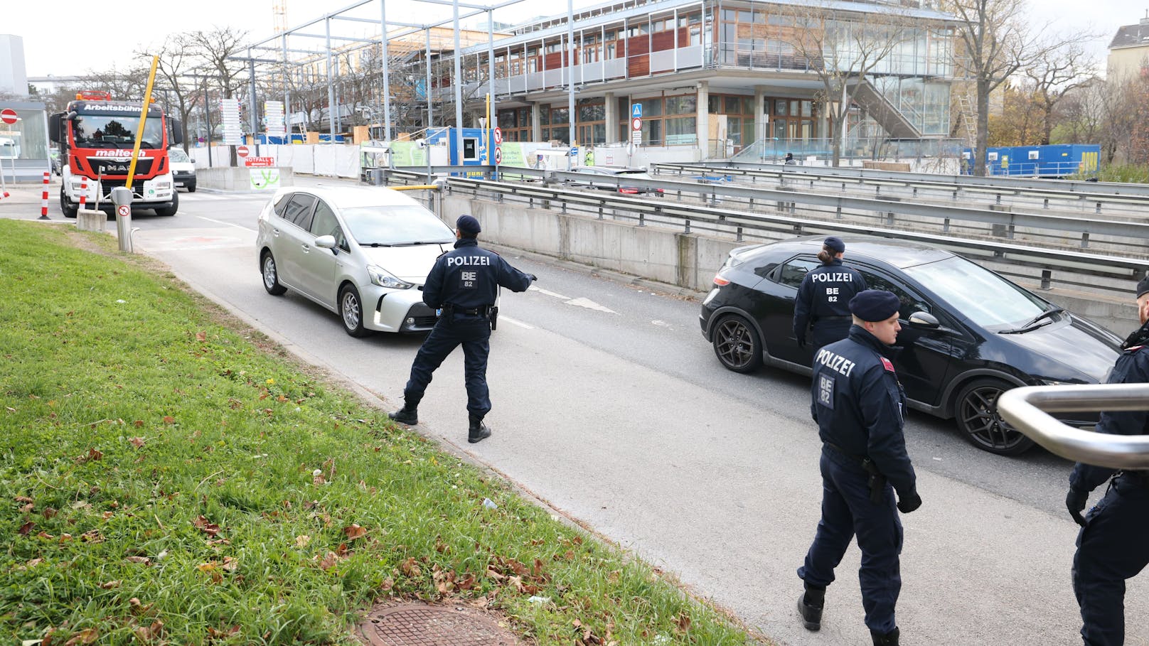 Die Polizei hält jedes Auto auf.