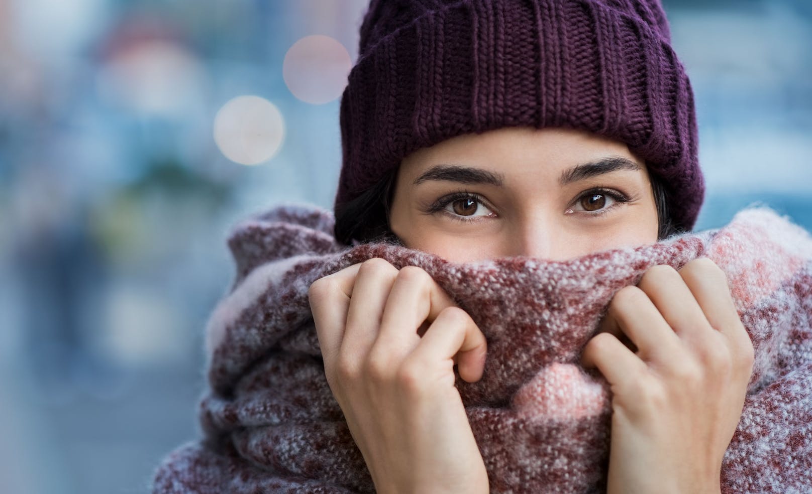 Wer es einfacher will: Baumwolle, Viskose und auch Polyester-Stoffe kannst du einfach nach dem Waschetikett am Kleidungsstück waschen – meistens bei 30 Grad im Schonwaschgang deiner Waschmaschine.