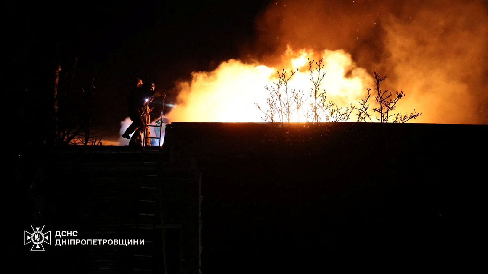 Feuerwehrleute im Einsatz nach einem russischen Raketenangriff auf die ukrainische Stadt Dnipro in der Nacht auf 21. November 2024.