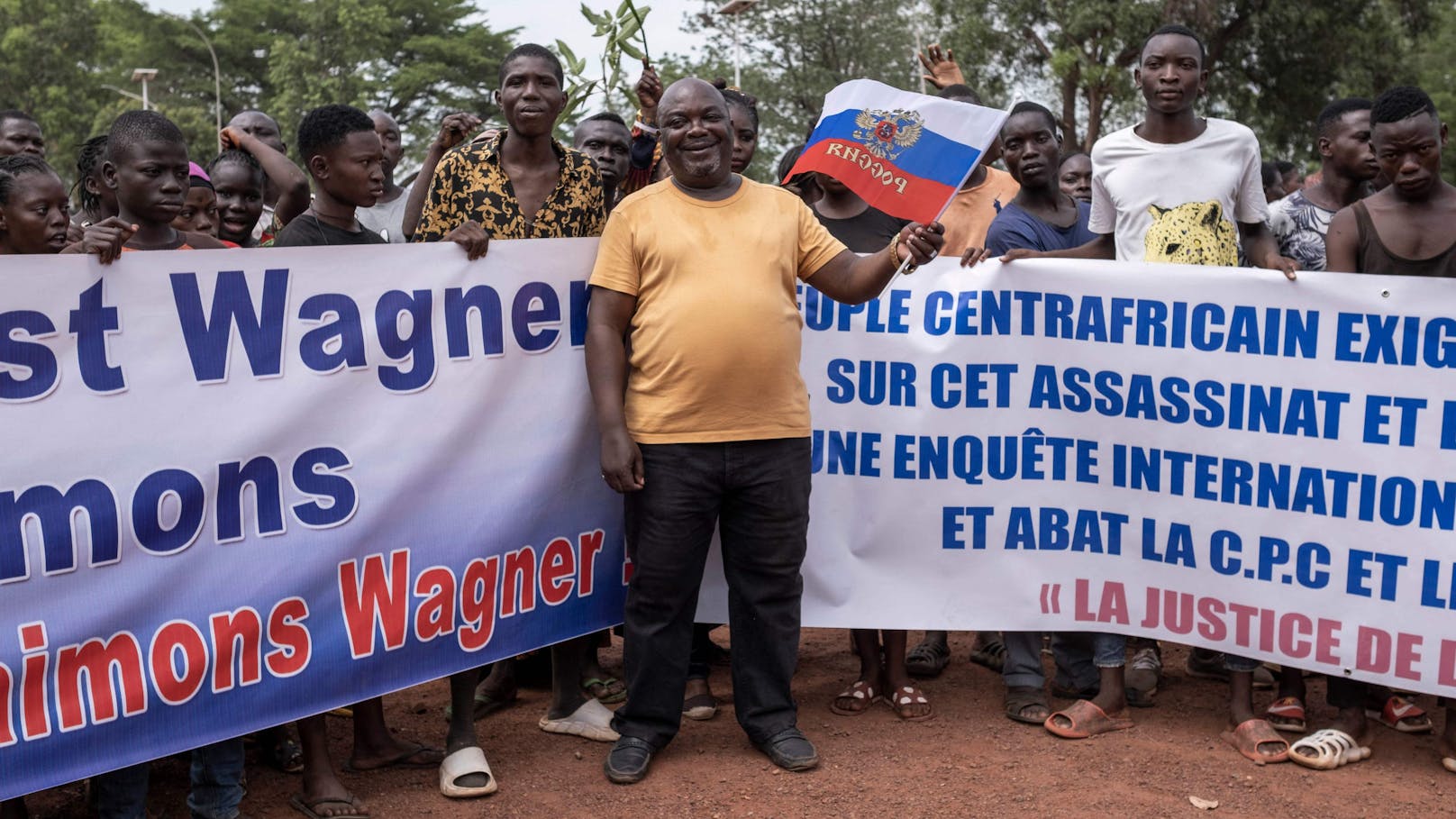 Pro-russische Proteste in Bangui am 22. März 2023. Solche und ähnliche Demonstrationen musste Yalike-Ngonzo in "Michas" Auftrag inszenieren.