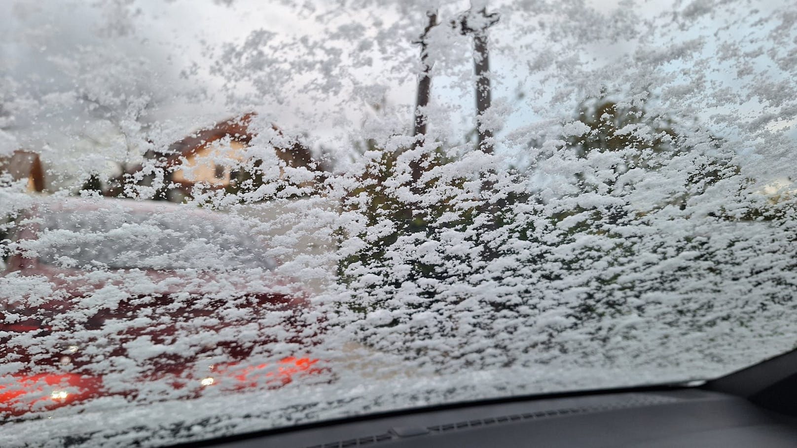 Viele Autos waren Donnerstagfrüh schneebedeckt.