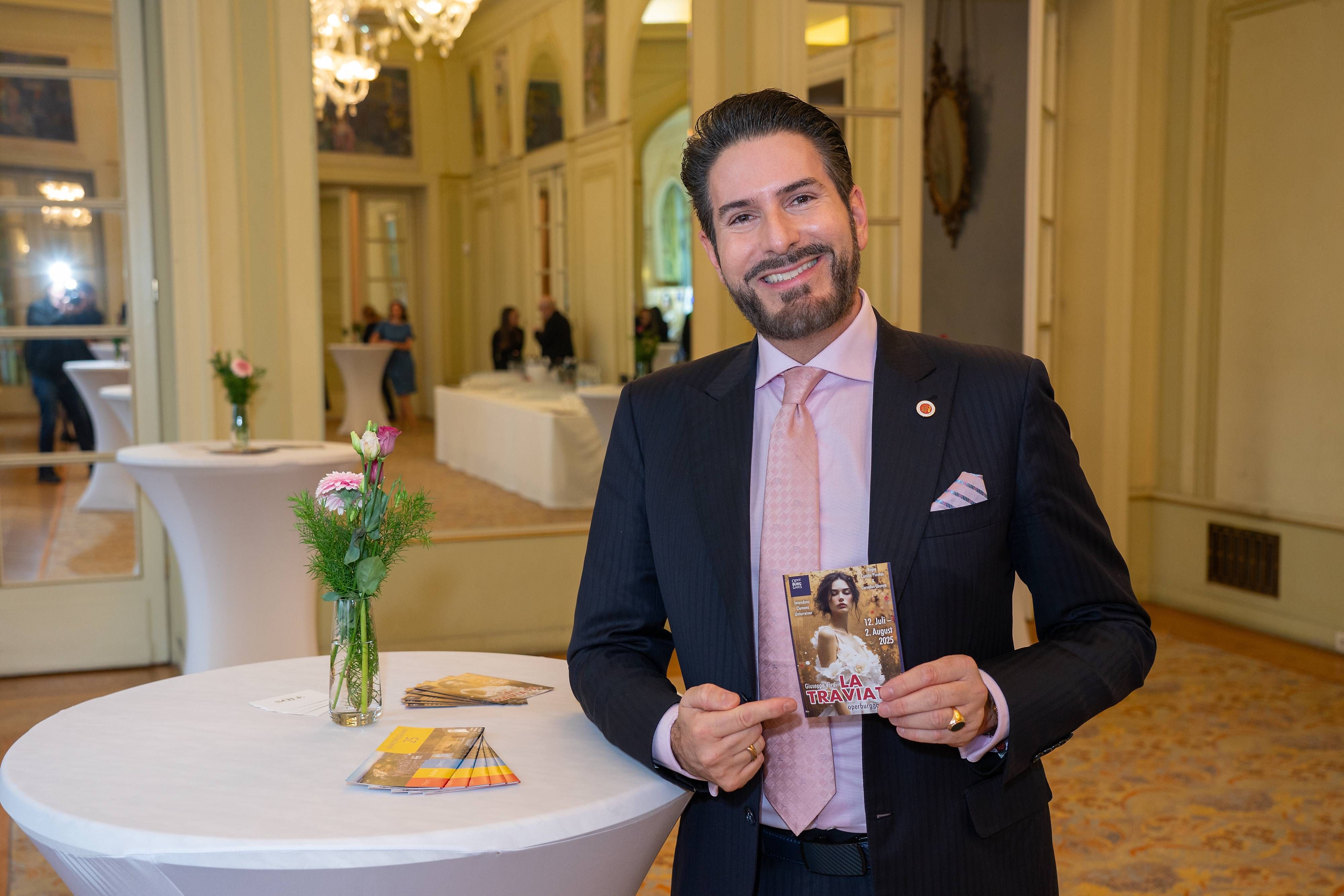 Intendant Clemens Unterreiner gibt Details zu La Traviata nächstes Jahr bei den Festspielen auf Burg Gars am Kamp bekannt.