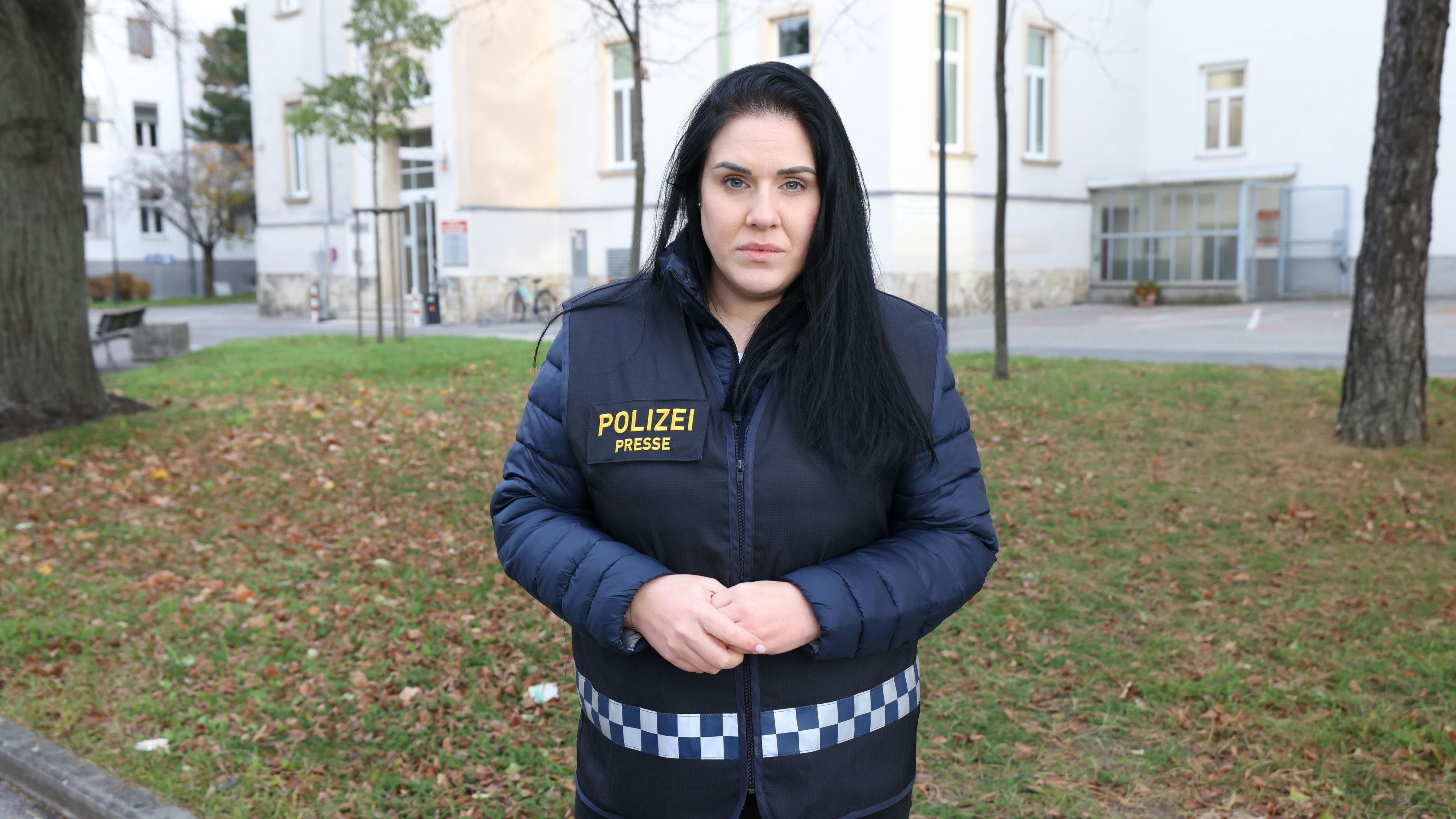 Polizeisprecherin Anna Gutt: "Als er die Waffe auf Beamte der Sondereinheit WEGA richtete und sich für diese die Situation vor Ort als lebensbedrohend darstellte, erfolgte eine Schussabgabe in Richtung des Mannes."