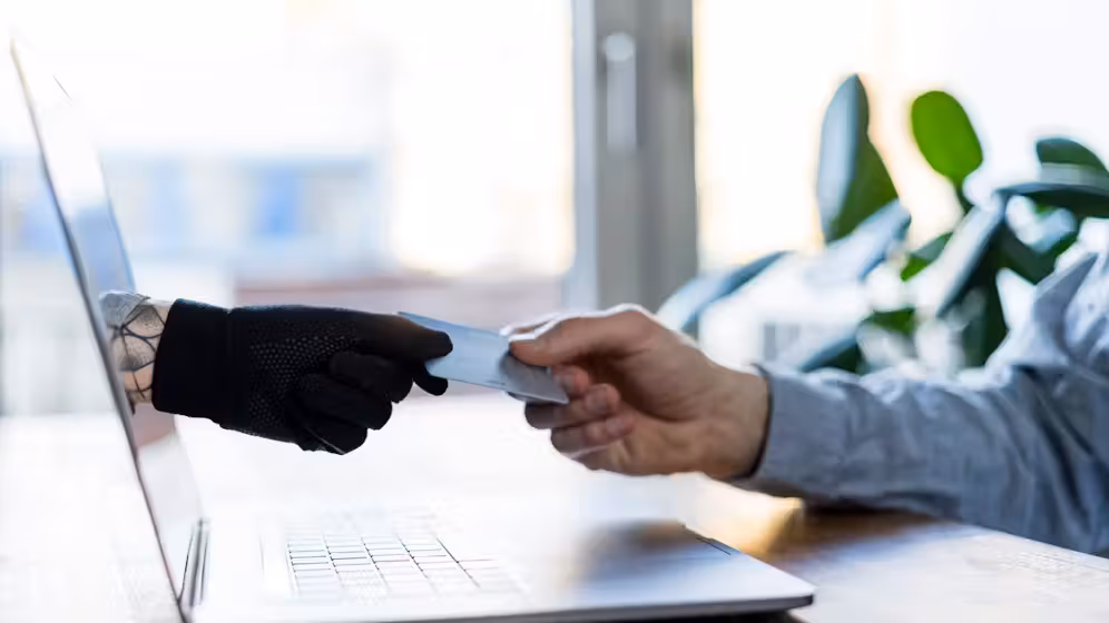 Der Mann verlor rund 30.000 Euro an Onlinebetrüger.