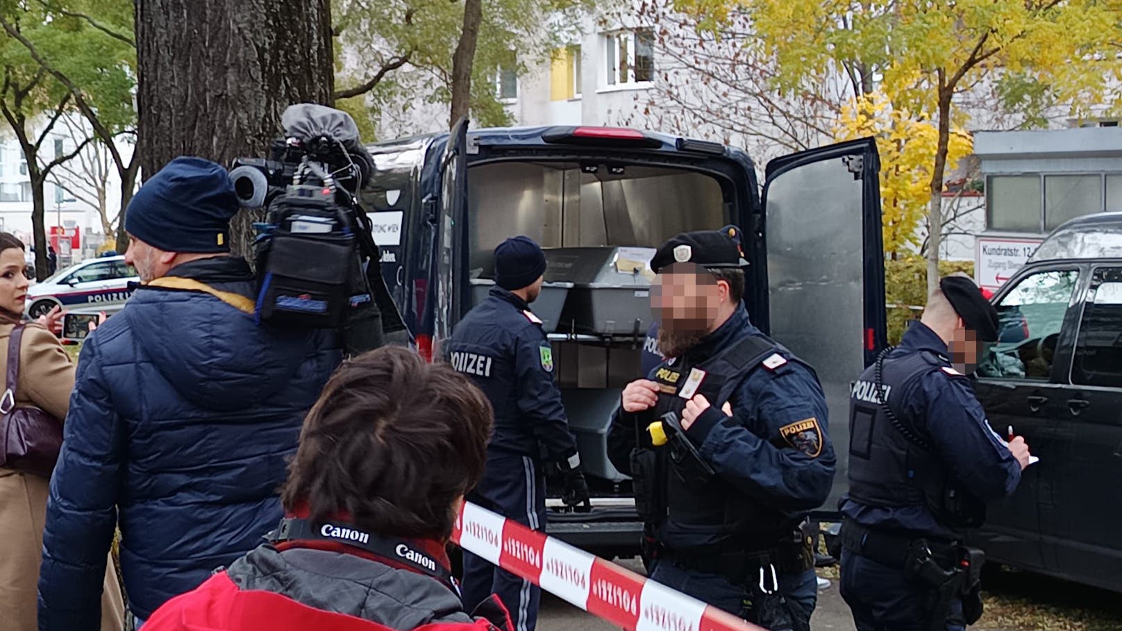 Betrübte Stimmung beim Abtransport der Babyleiche