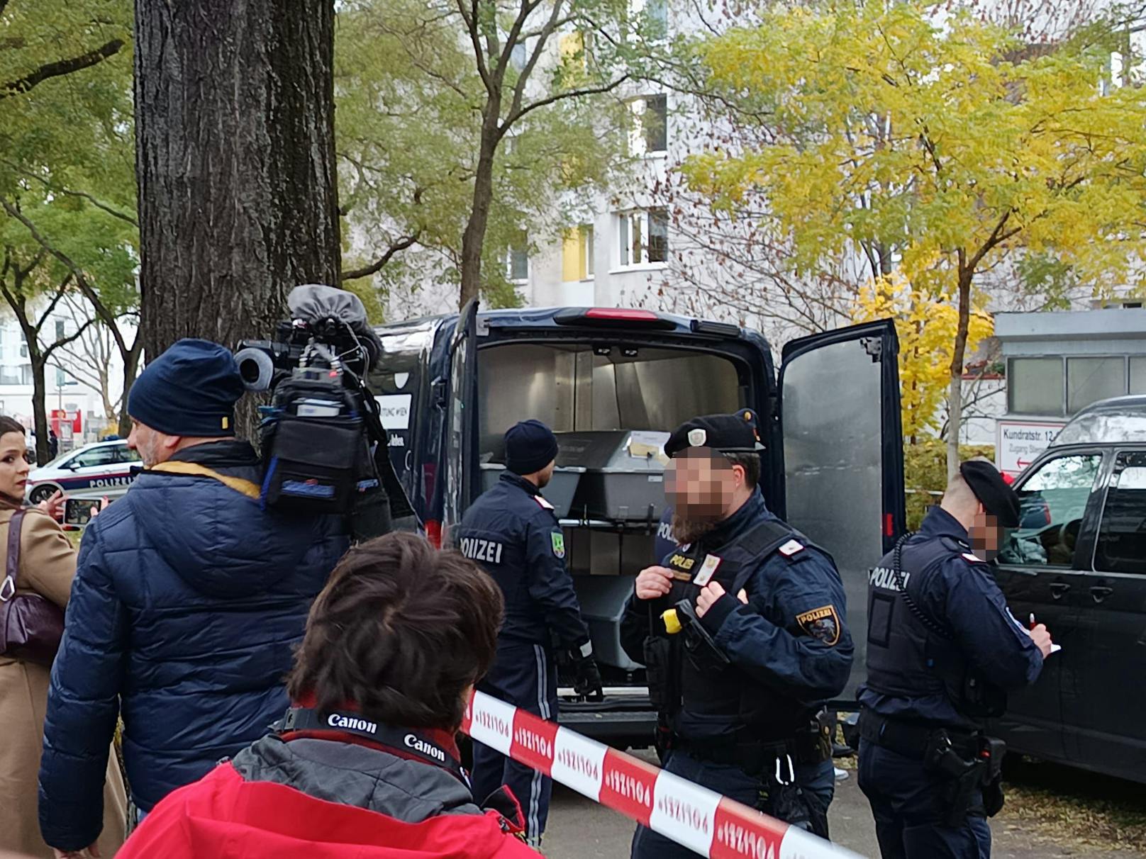 Betrübte Stimmung beim Abtransport der Babyleiche