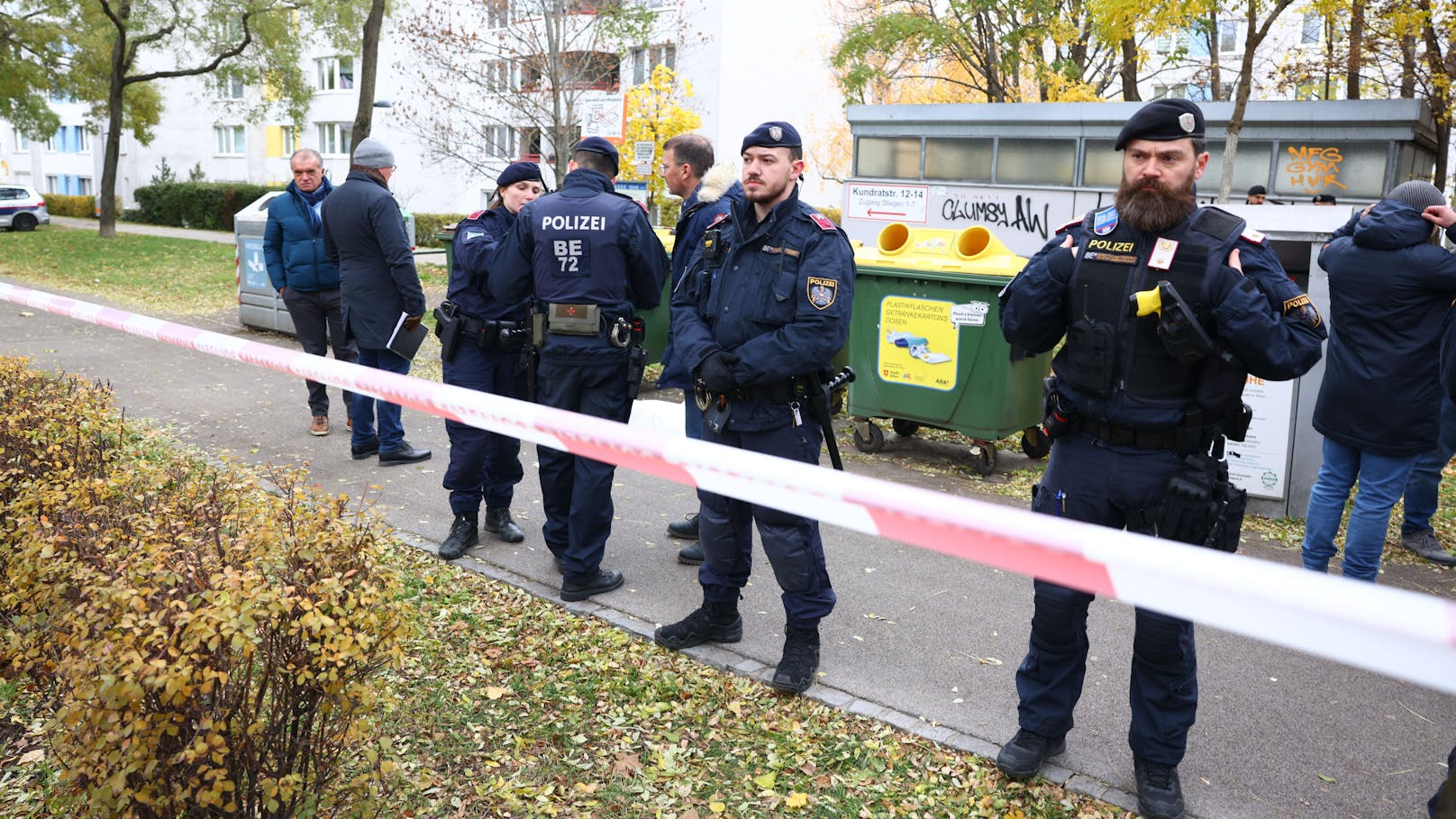 Dutzende Polizisten sicherten den Fundort in Wien-Favoriten.