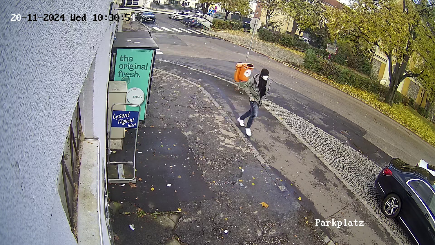 Der Verdächtige flüchtete mit dem geraubten Bargeld zu Fuß in Richtung Schickmayrstraße.