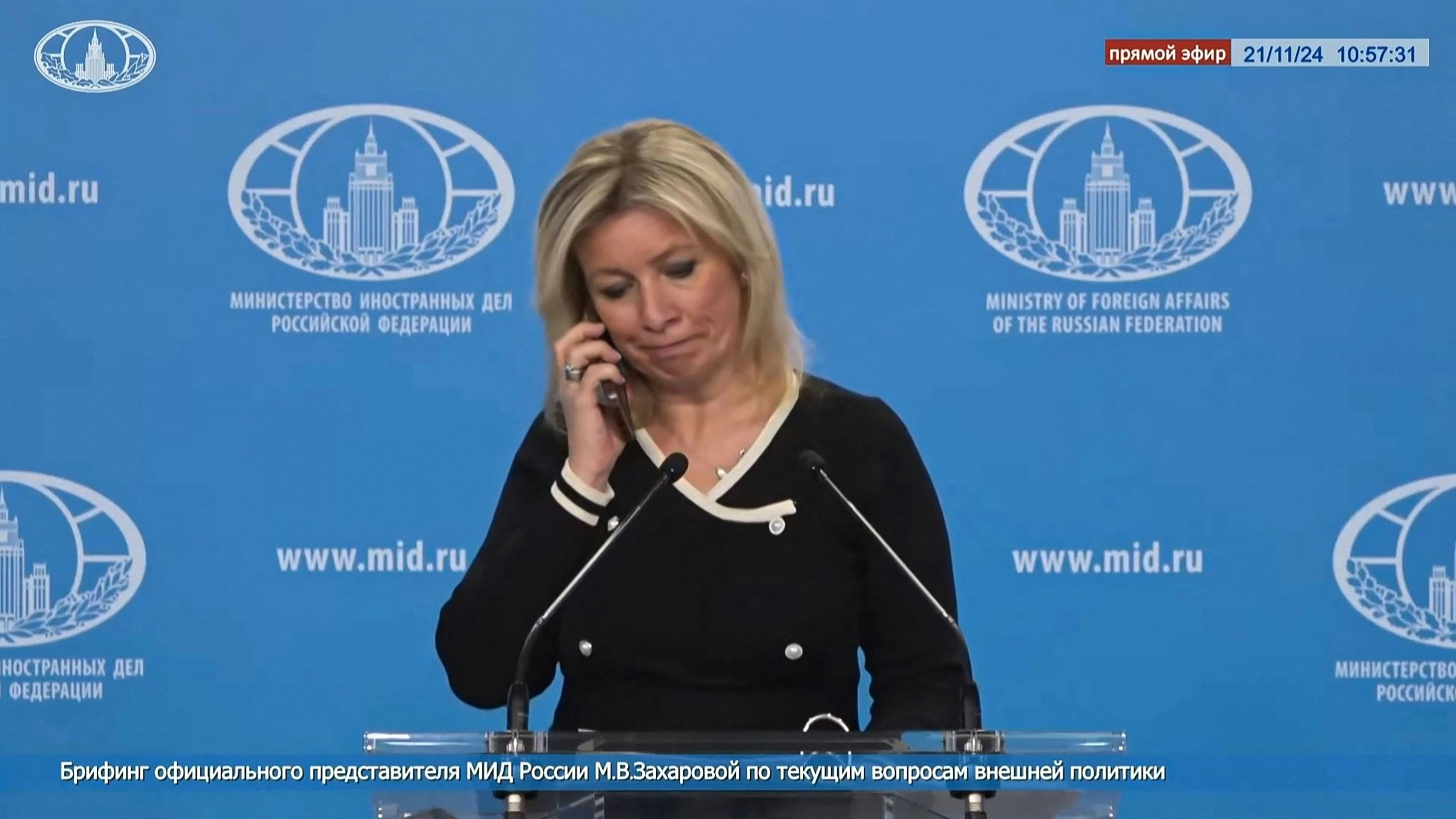 TV-Moment: Maria Zakharova, Sprecherin des russischen Außenministeriums, bekommt live bei einer Pressekonferenz die Anweisung, nichts über den Raketenangriff zu sagen