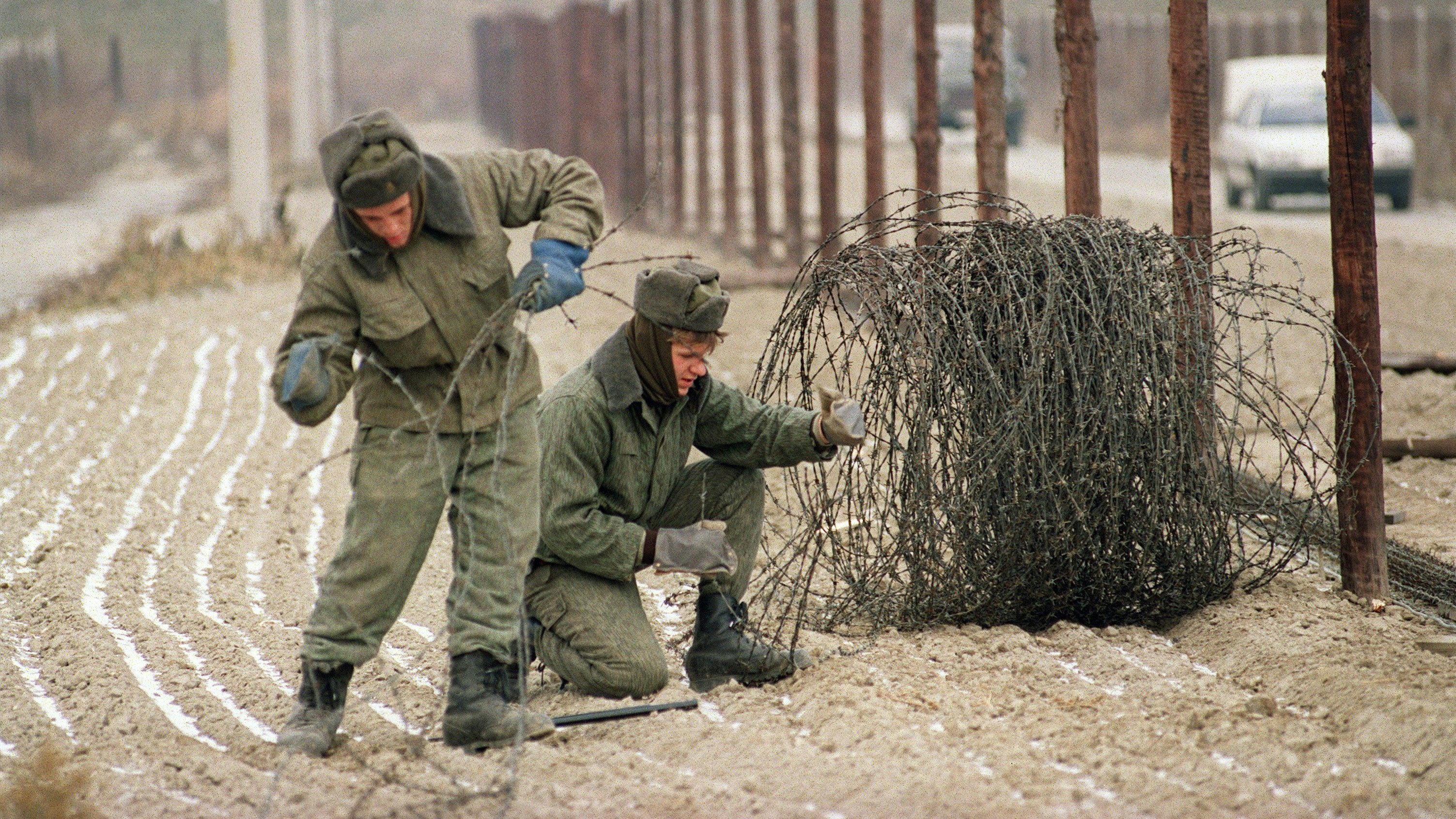 11. December 1989: An der Grenze zwischen Österreich und der Tschechoslowakei wird der Stacheldraht abgebaut