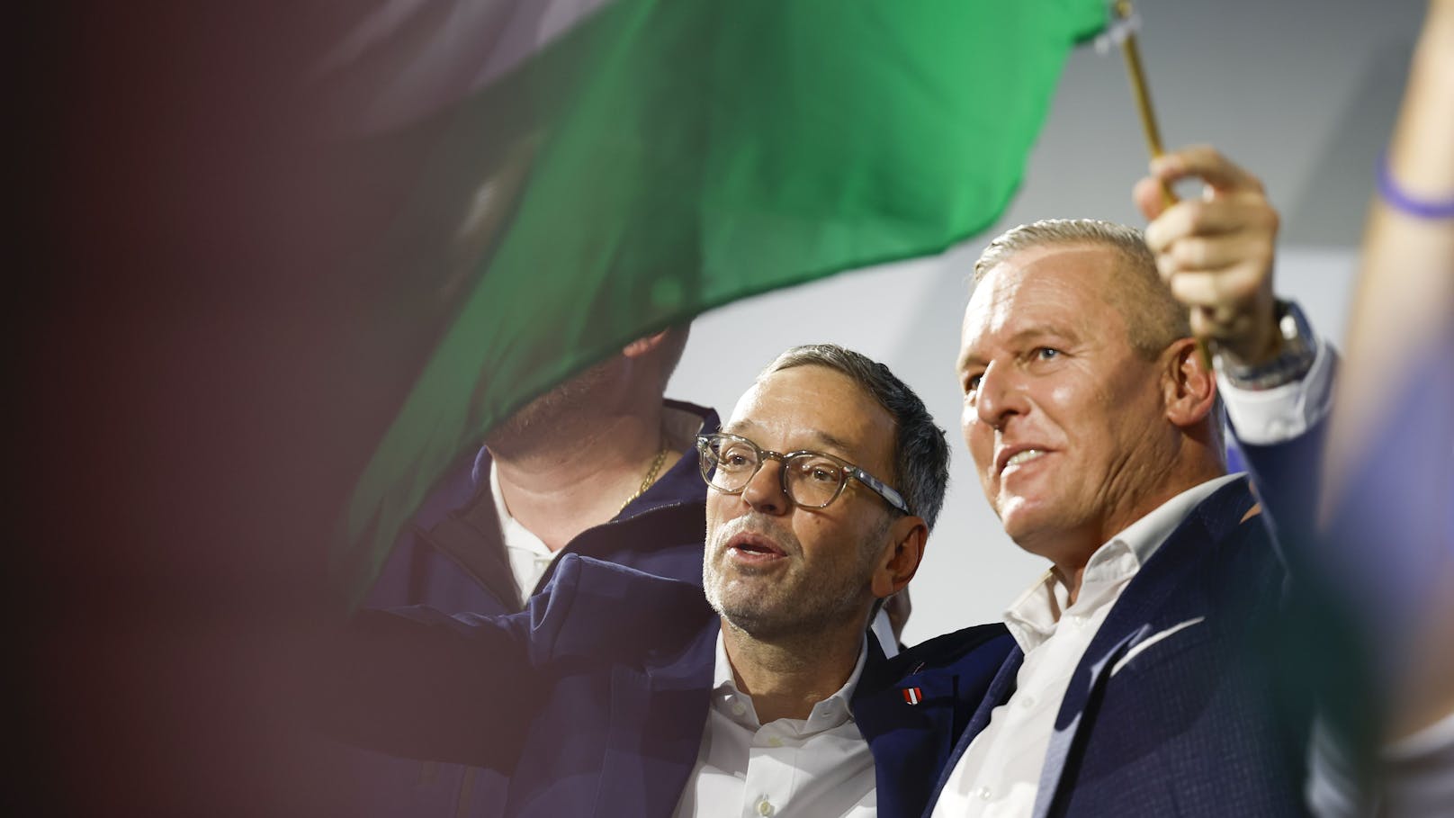 FPÖ-Chef Herbert Kickl (links) und FPÖ-Landesparteiobmann Mario Kunasek während des Wahlkampffinales der FPÖ Steiermark am Donnerstag, 21. November 2024, in Graz.