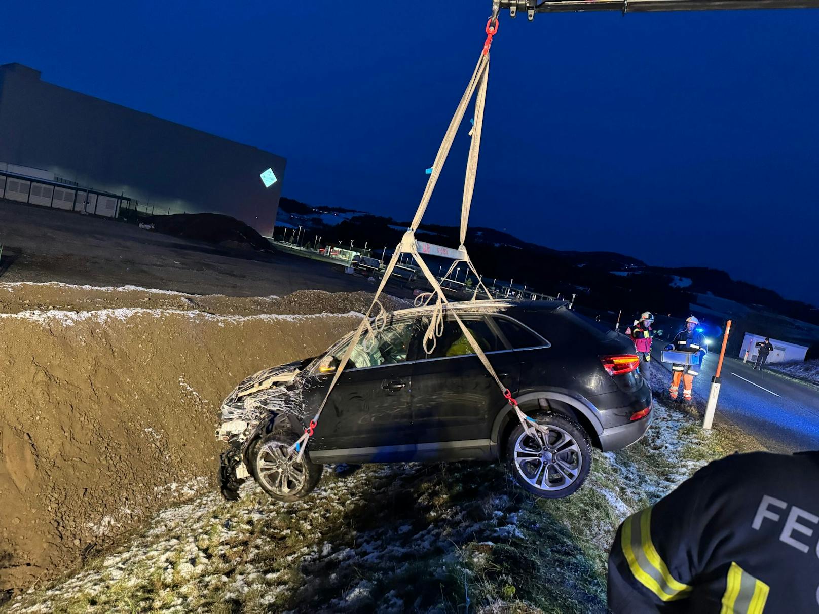 In Oberösterreich setzte sich eine Mutter ans Steuer, hatte einen Unfall.