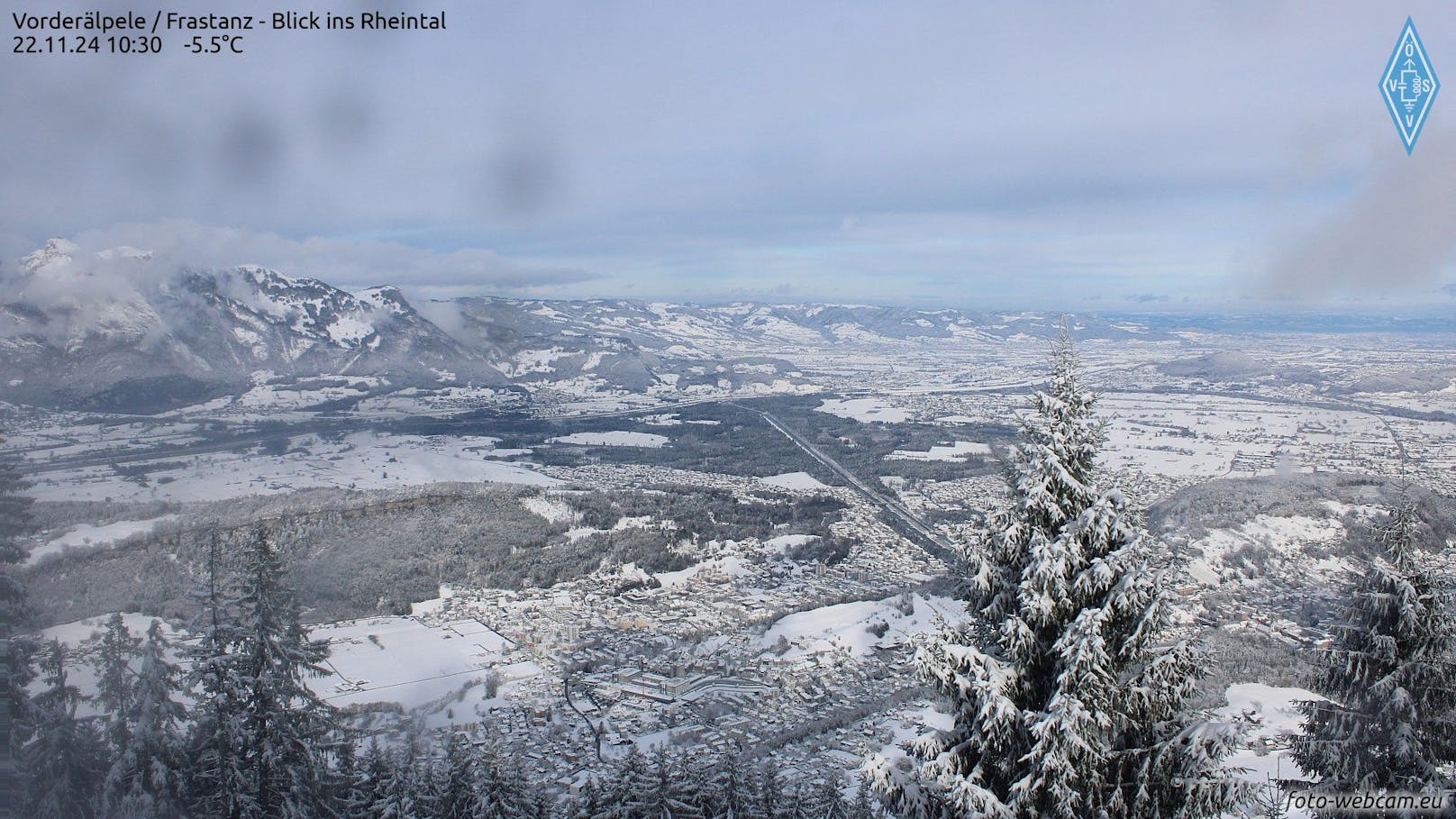 Blick vom Vorderälpele in Frastanz, Vorarlberg, ins Rheintal am Vormittag des 22. Novembers 2024.