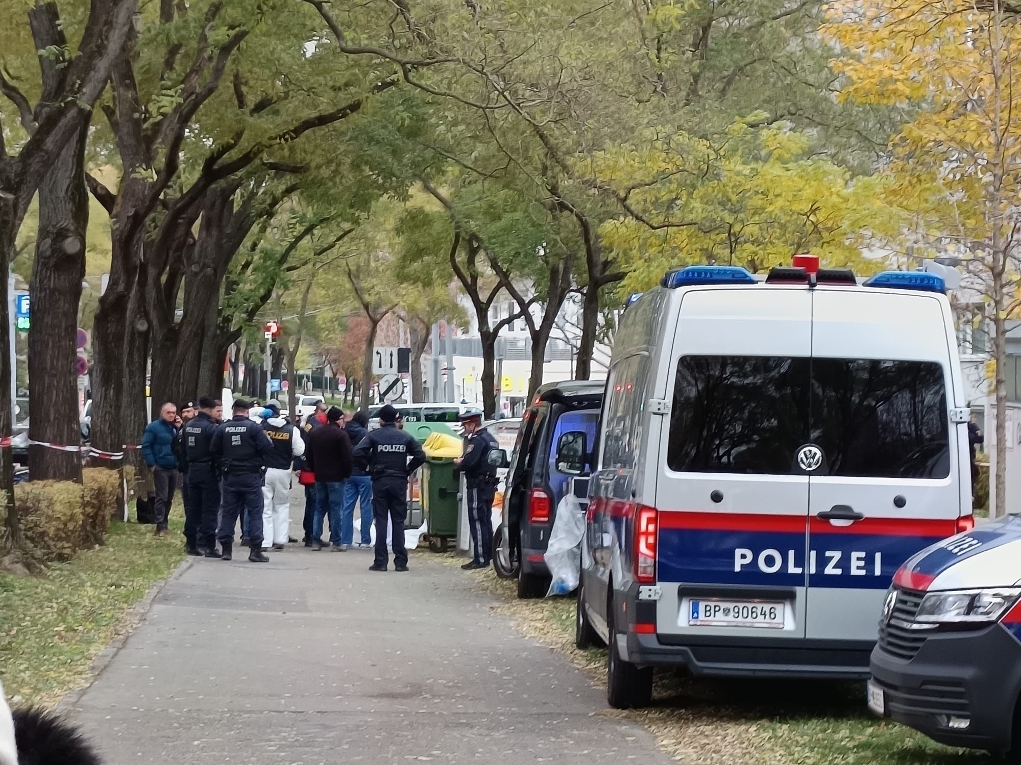 Die Spurensicherung ist beim Tatort.