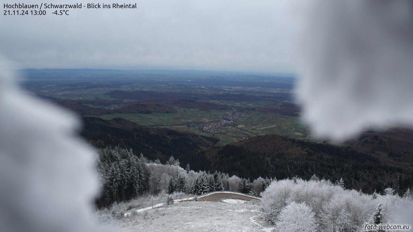 Die Webcam am Hochblauen im deutschen Schwarzwald zeigt mit ins Rheintal den Verlauf des Wintereinbruchs deutlich.