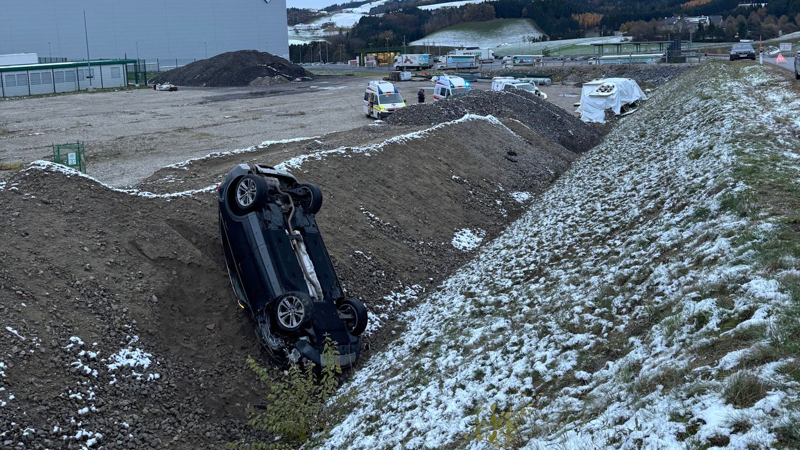 Betrunkene Mama crasht Audi Q3 - Sohn (5) wird verletzt