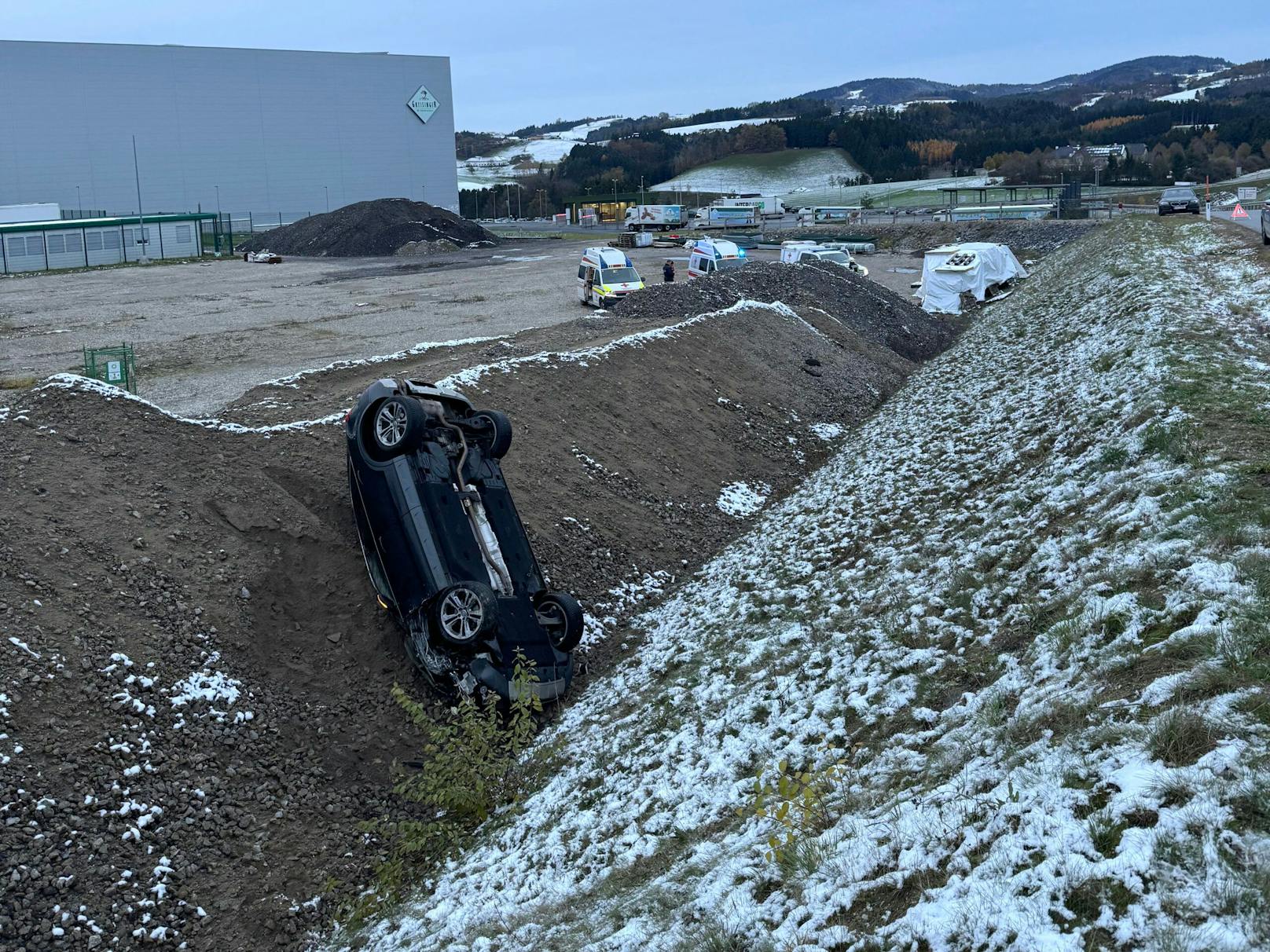 In Oberösterreich setzte sich eine Mutter ans Steuer, hatte einen Unfall.