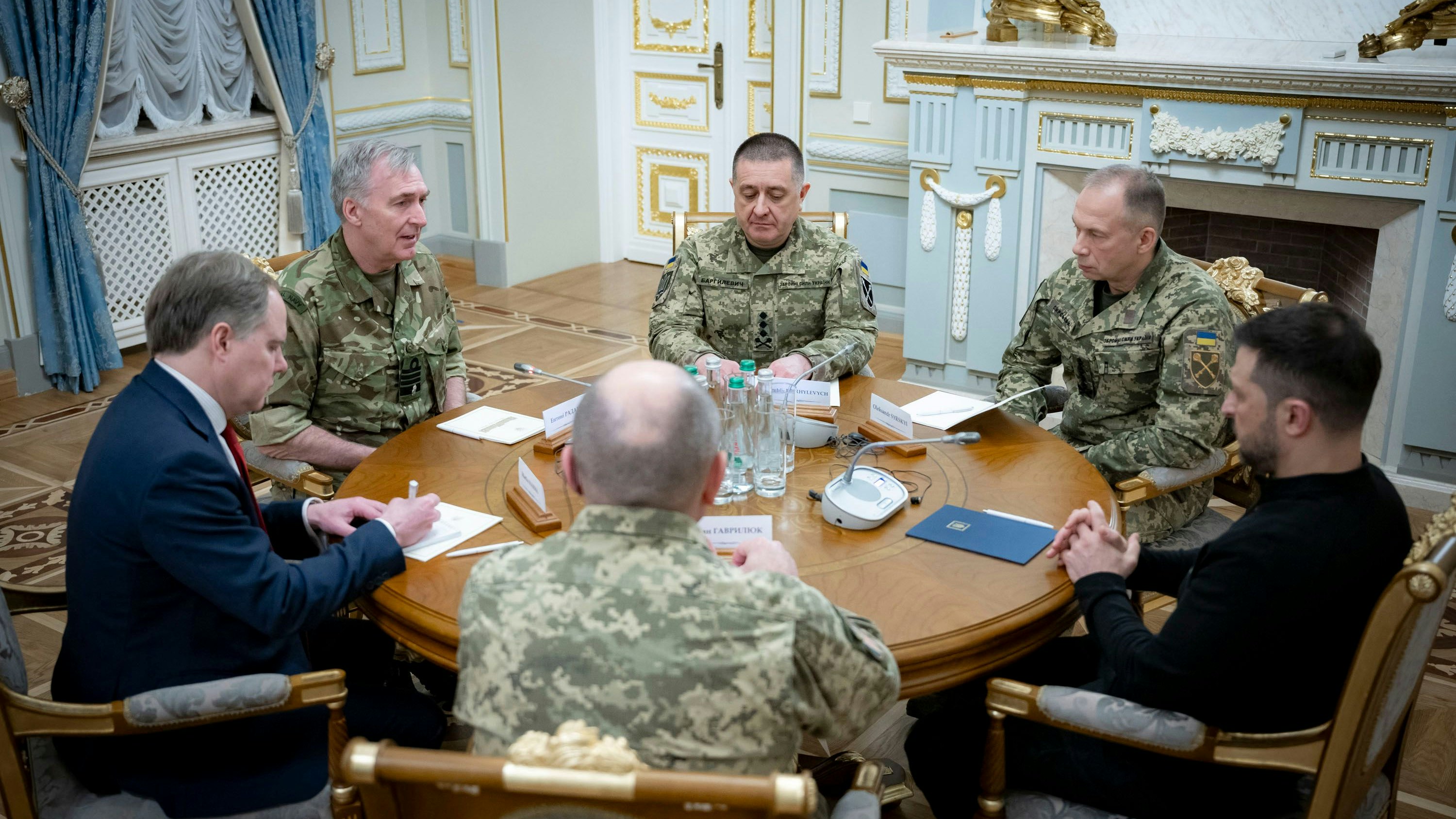 Der ukrainische Präsident Wolodymyr Selenskyj (r.) berät mit&nbsp;dem britischen "Chief of the Defence Staff", Admiral Tony Radakin (l.) und seinen obersten Militärs das weitere Vorgehen