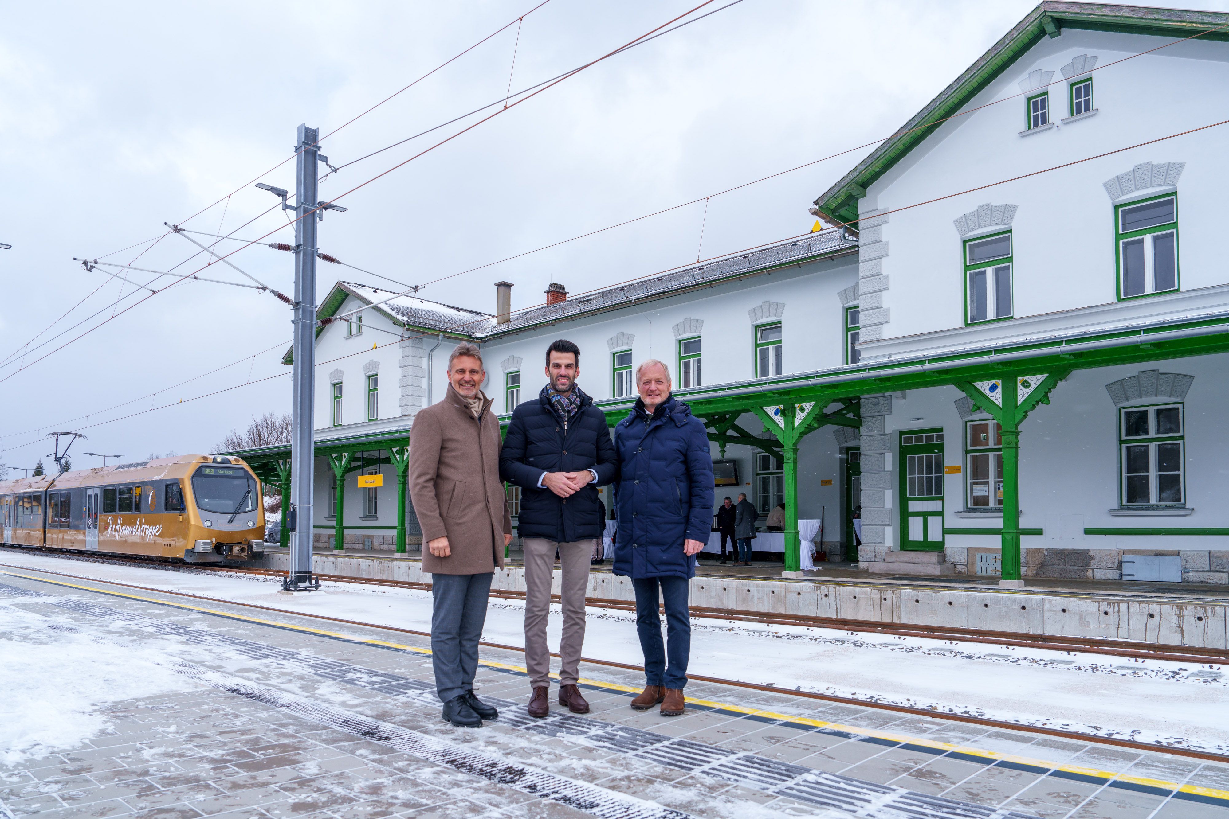 Verkehrslandesrat Udo Landbauer eröffnete bei winterlichen Temperaturen und Schneegestöber den neuen Bahnhof in Mariazell. An seiner Seite: Bürgermeister Walter Schweigerhofer (r.) und NÖVOG Geschäftsführer Wolfgang Schroll (l.)