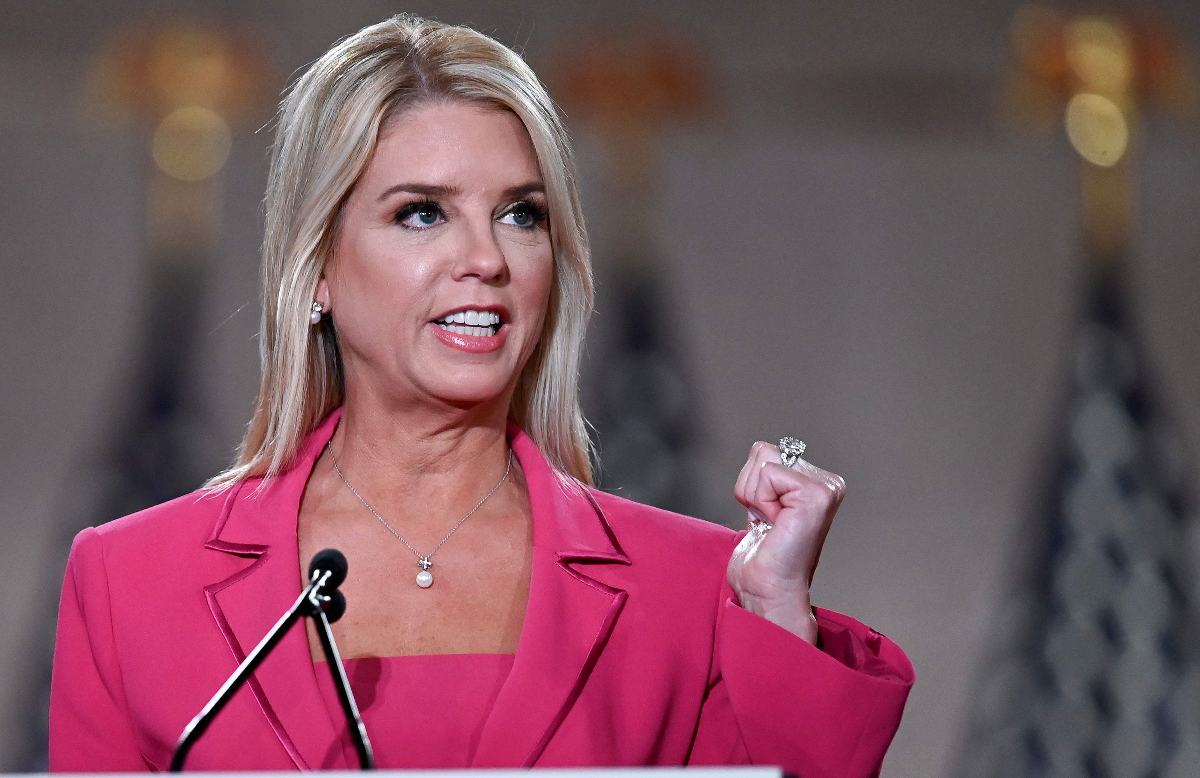 Pam Bondi, ehemalige Generalstaatsanwältin von Florida, wurde von Donald Trump zur neuen US-Justizministerin nominiert.