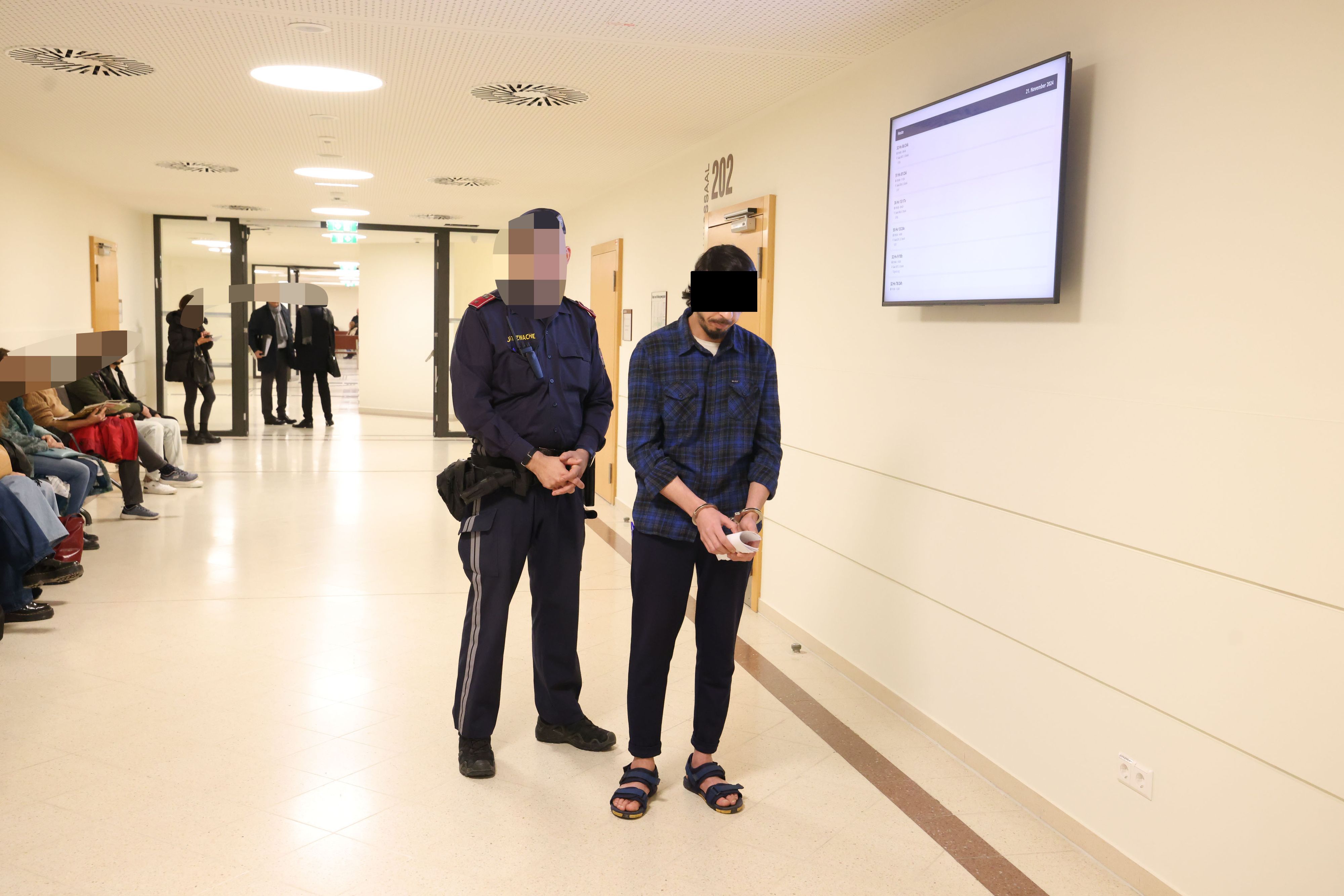 Angeklagter Afghane in Schlapfen vor Gericht in Wien.
