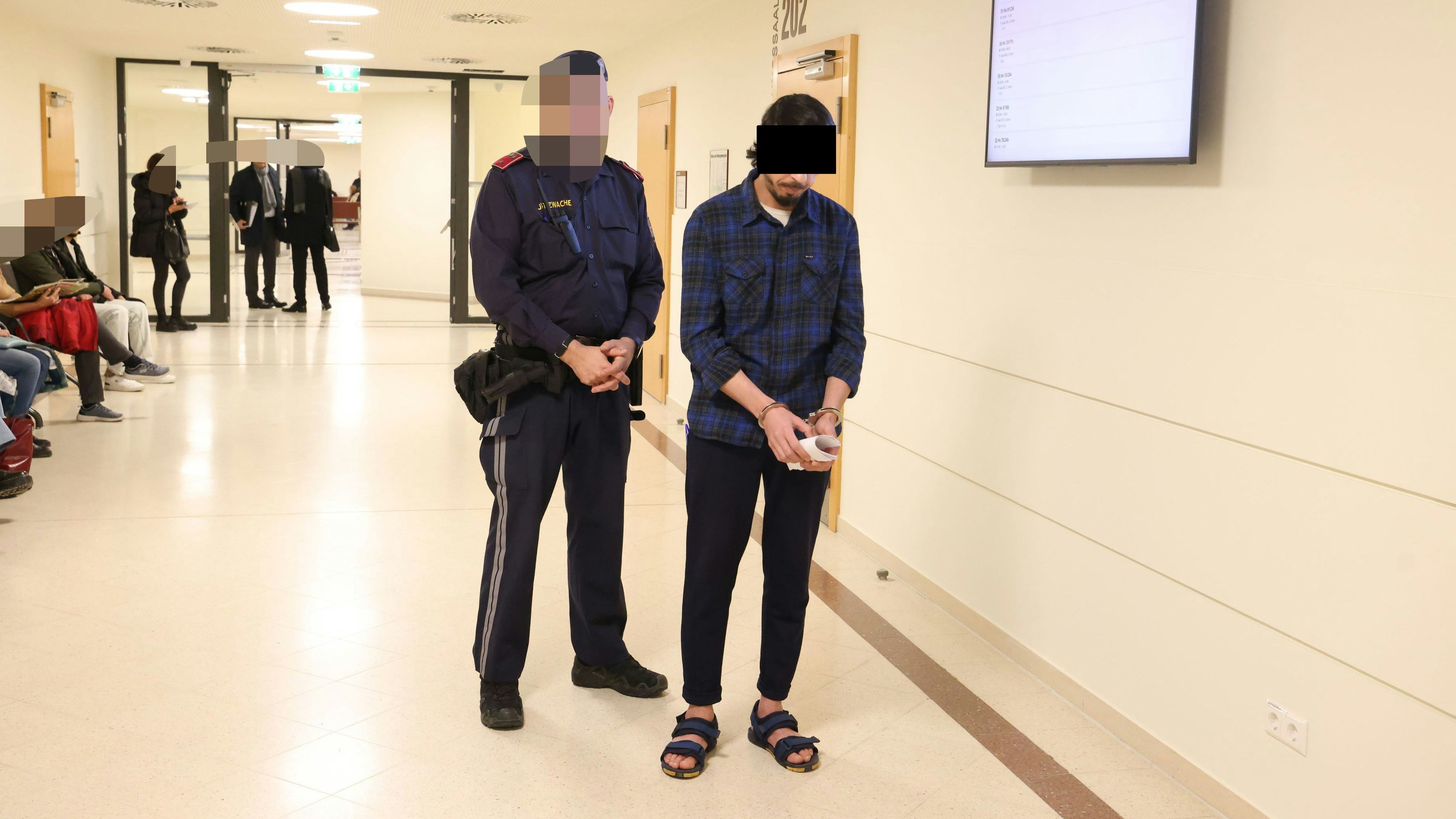 Angeklagter Afghane in Schlapfen vor Gericht in Wien.