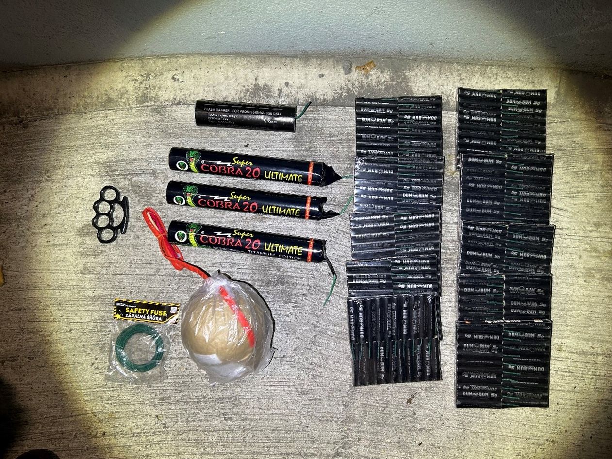 Heute.at - Keine Gnade! Polizei nimmt Burschen 800 Stück Pyro ab