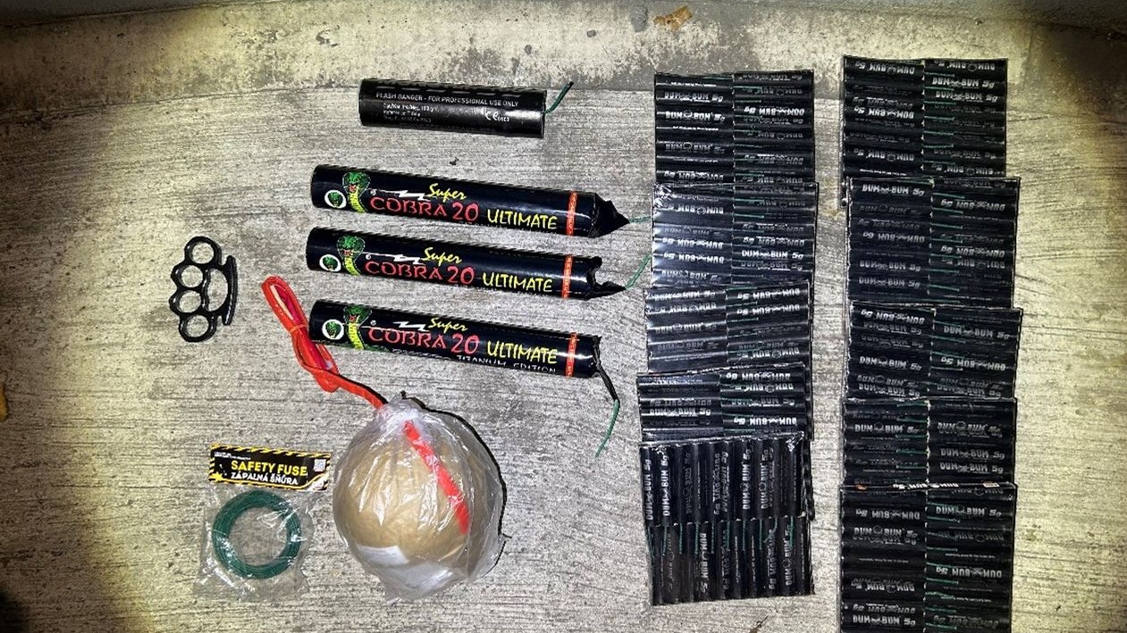 Keine Gnade! Polizei nimmt Burschen 800 Stück Pyro ab