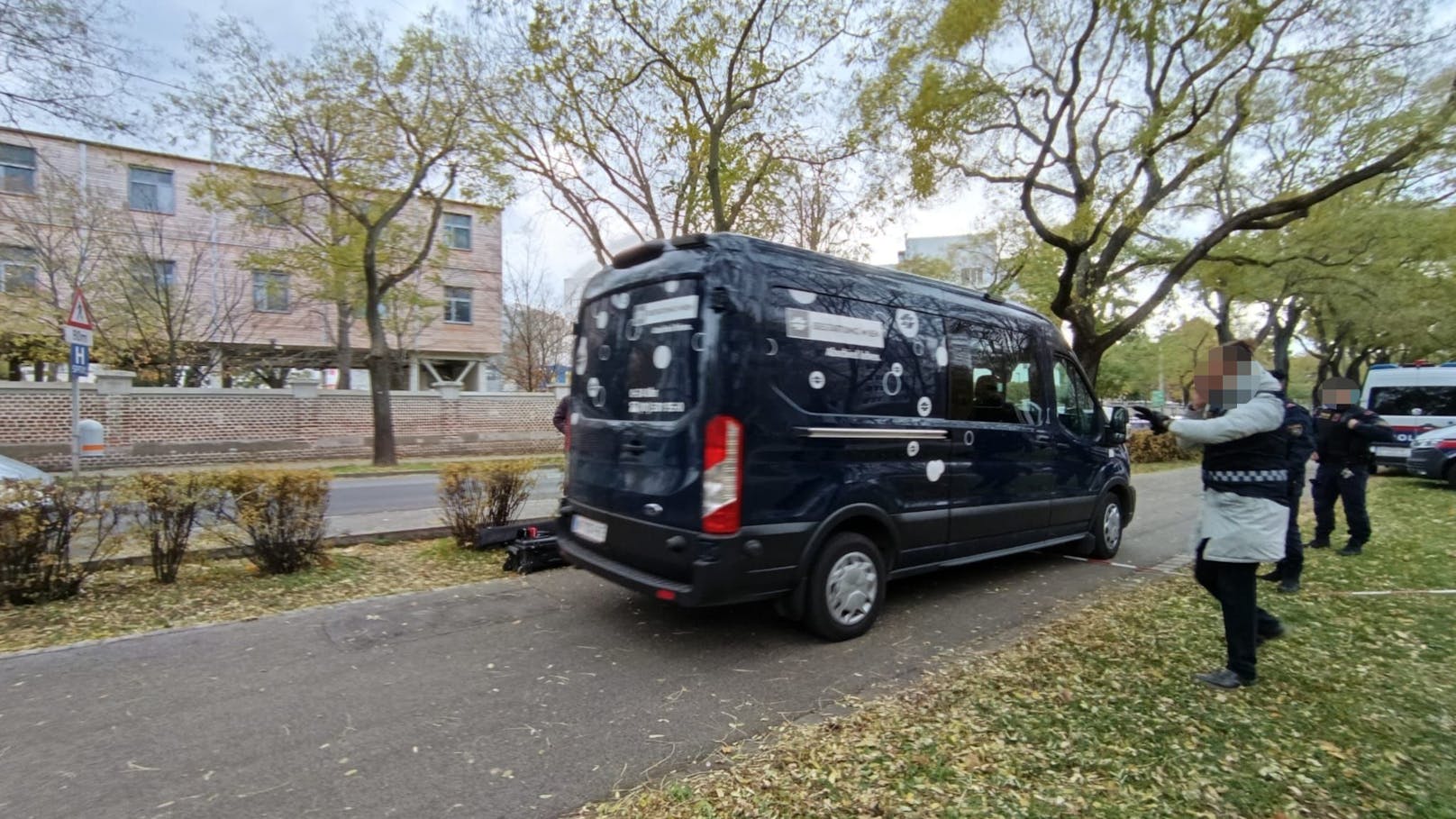 Betrübte Stimmung beim Abtransport der Babyleiche