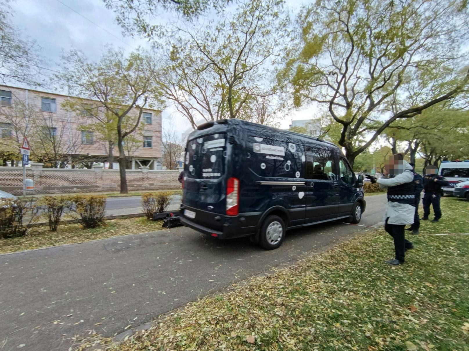 Betrübte Stimmung beim Abtransport der Babyleiche