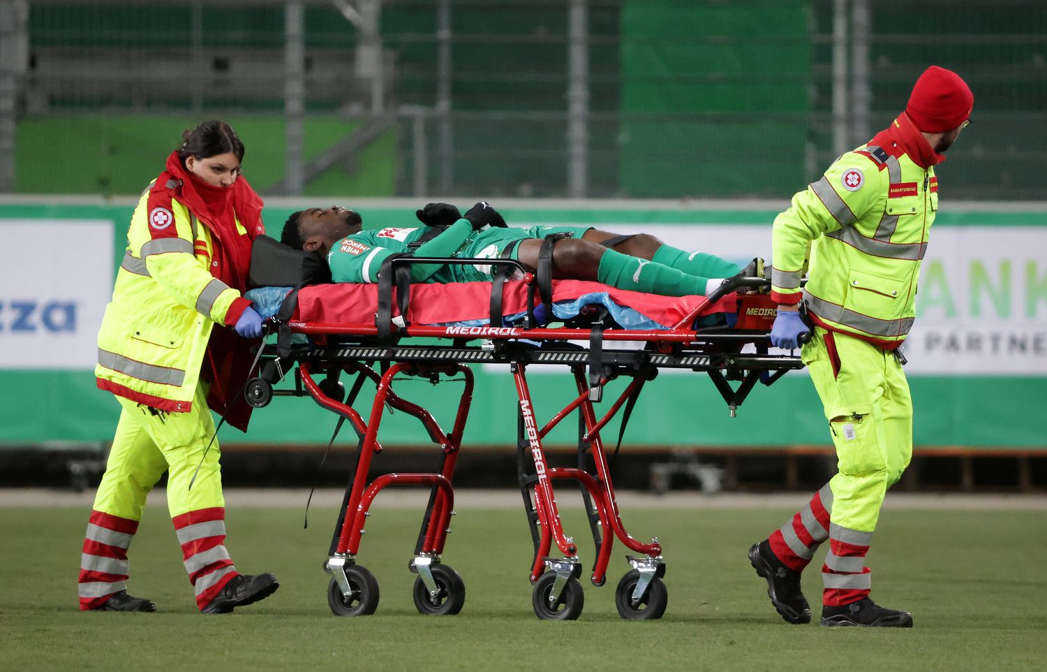 Rapid-Talent Kasengele wird vom Feld gebracht