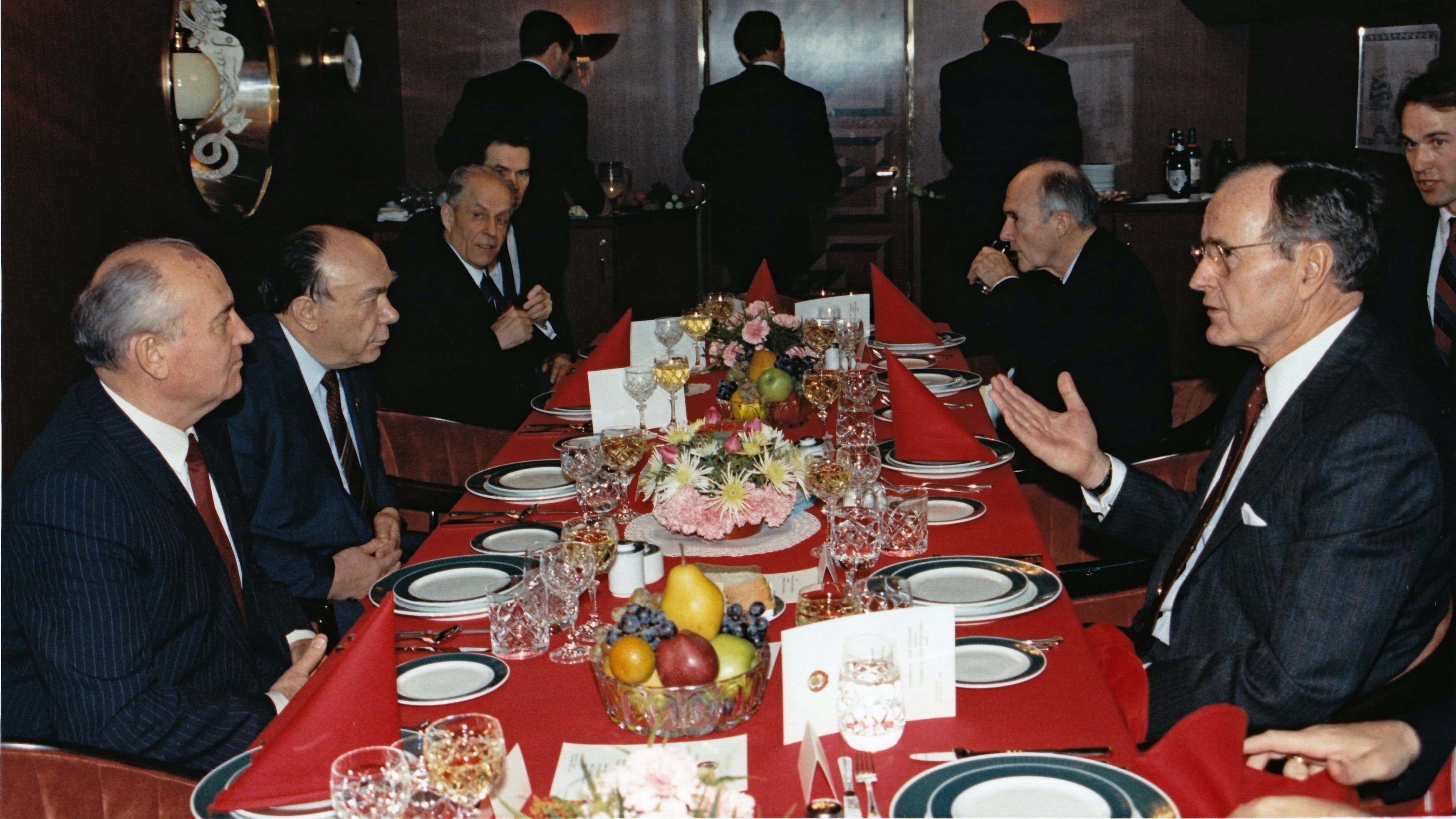 Michail Gorbatschow und George Bush beim Dinner an Bord der "Maxim Gorkiy"